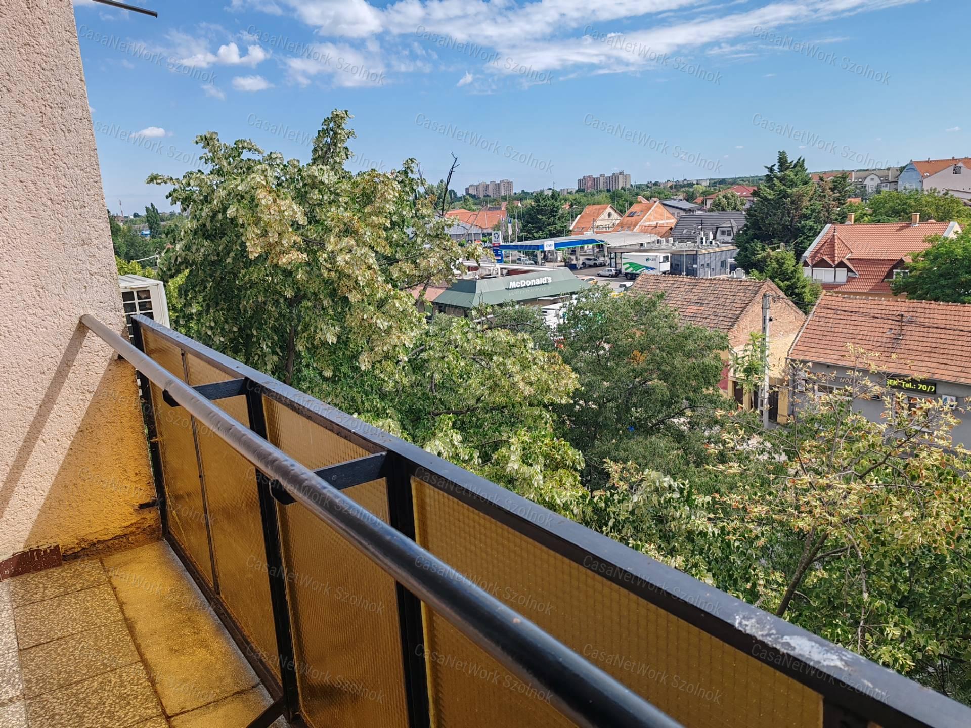 Azonnal költözhető, 2szobás téglalakás eladó Szolnokon a Thököly úton!