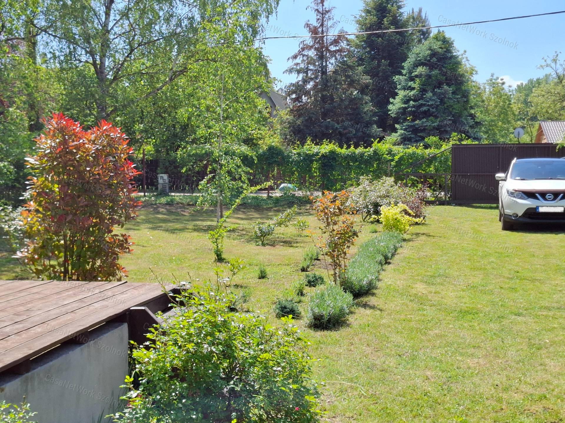 Eladó újszerű hétvégi faházas nyaraló 1100m2-es telken a Patkó utcában