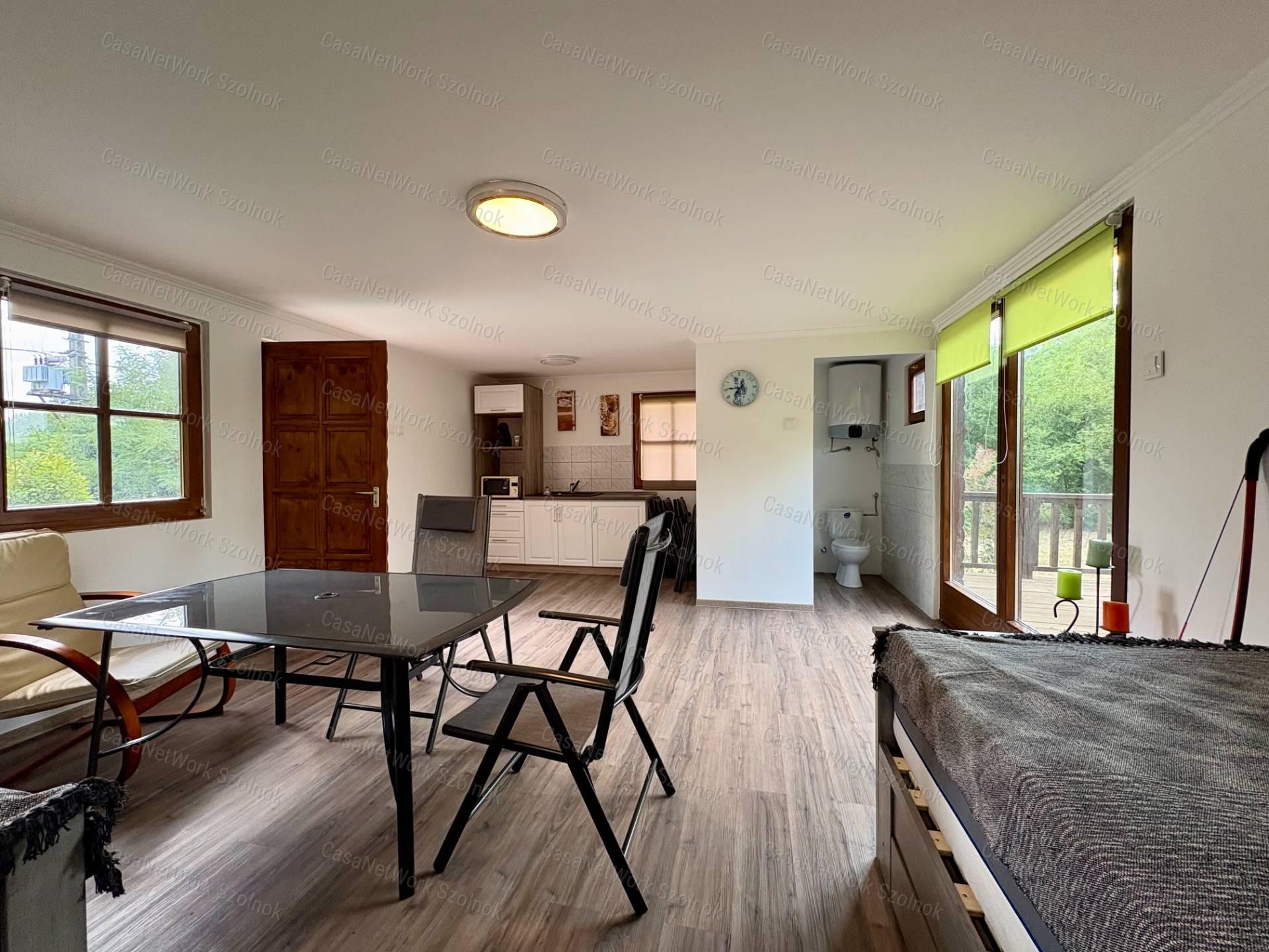 Eladó újszerű hétvégi faházas nyaraló 1100m2-es telken a Patkó utcában