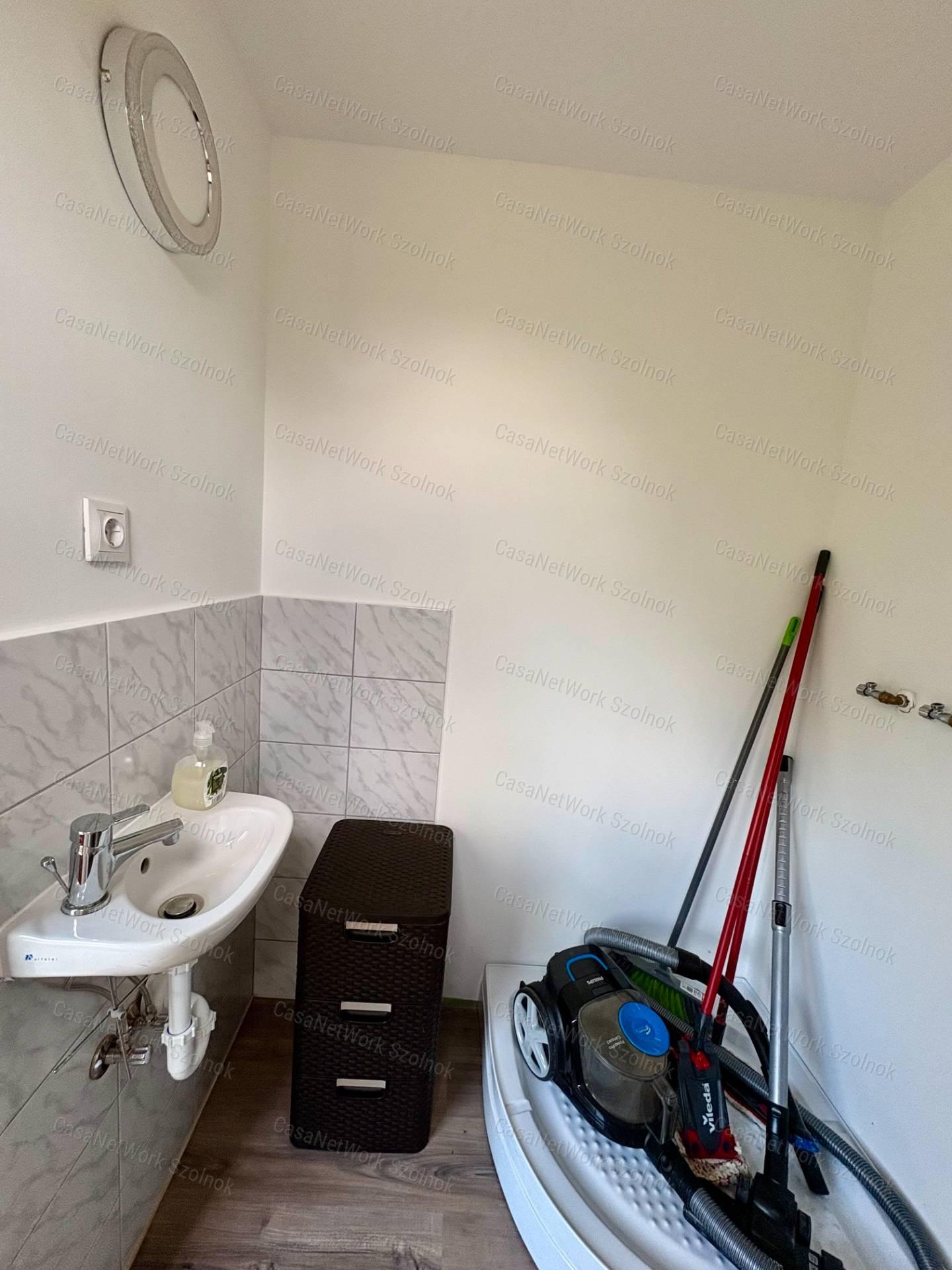 Eladó újszerű hétvégi faházas nyaraló 1100m2-es telken a Patkó utcában
