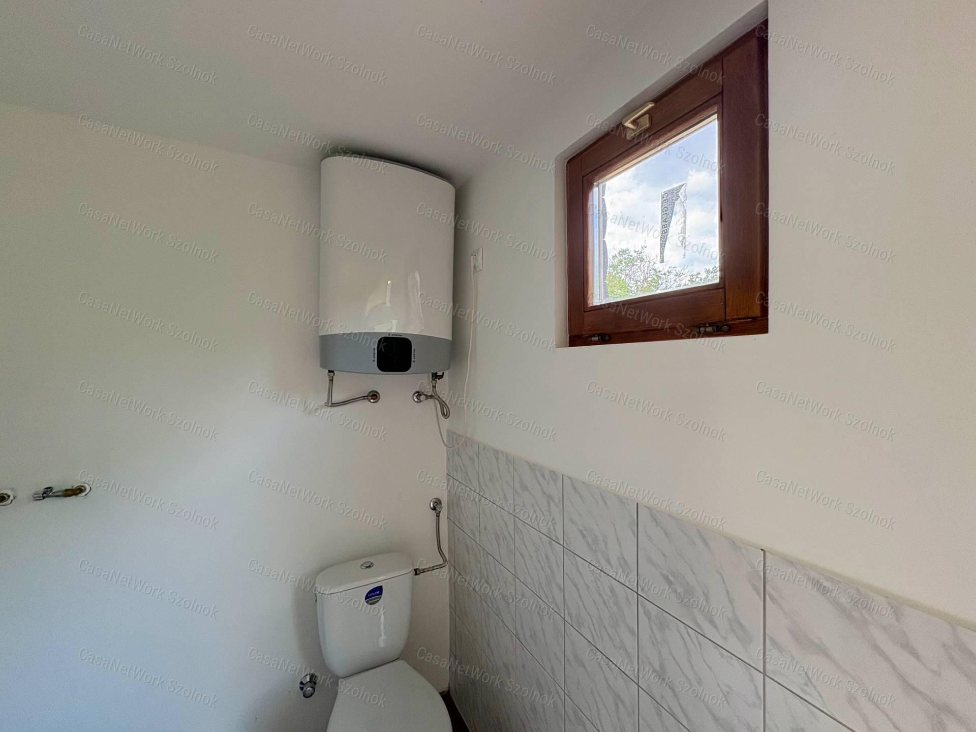 Eladó újszerű hétvégi faházas nyaraló 1100m2-es telken a Patkó utcában