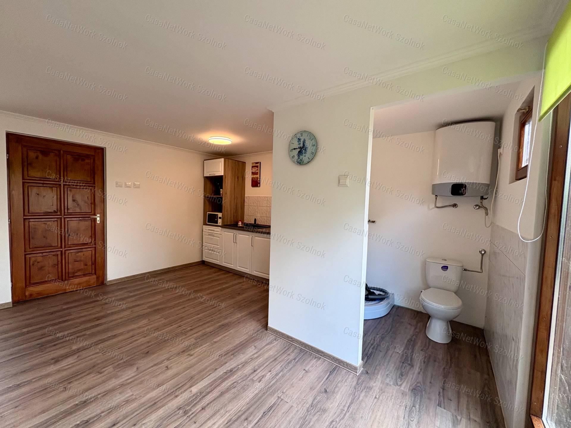 Eladó újszerű hétvégi faházas nyaraló 1100m2-es telken a Patkó utcában
