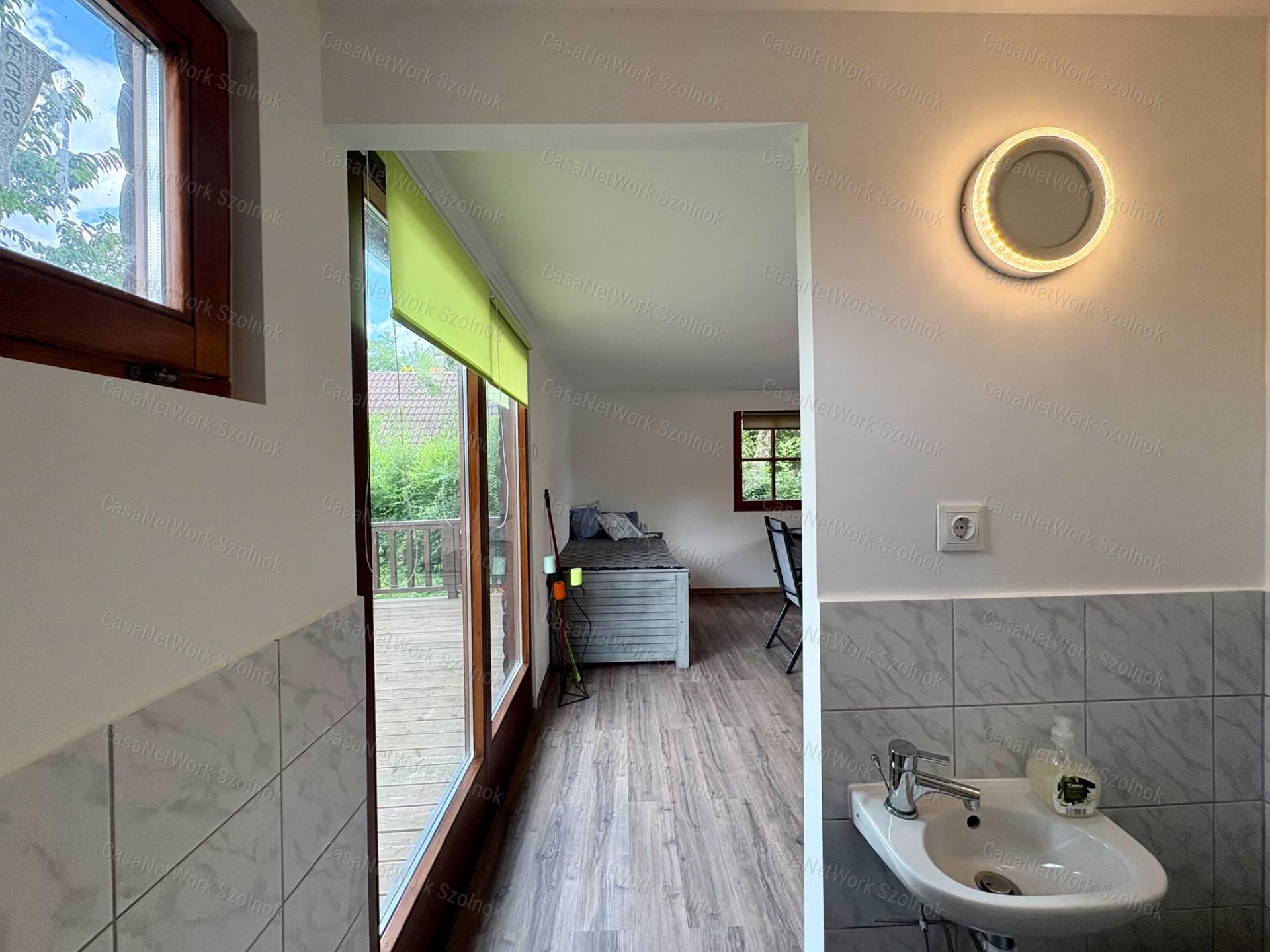 Eladó újszerű hétvégi faházas nyaraló 1100m2-es telken a Patkó utcában