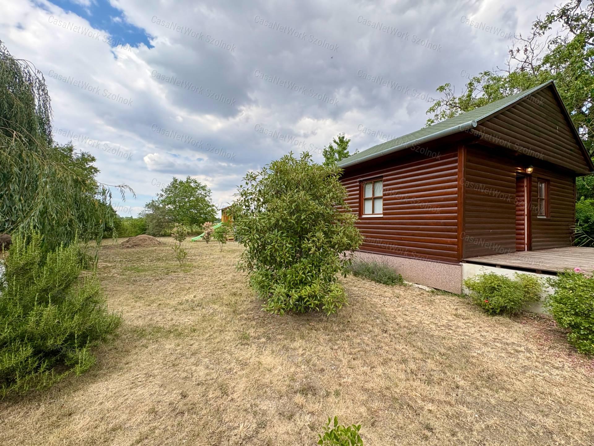 Eladó újszerű hétvégi faházas nyaraló 1100m2-es telken a Patkó utcában