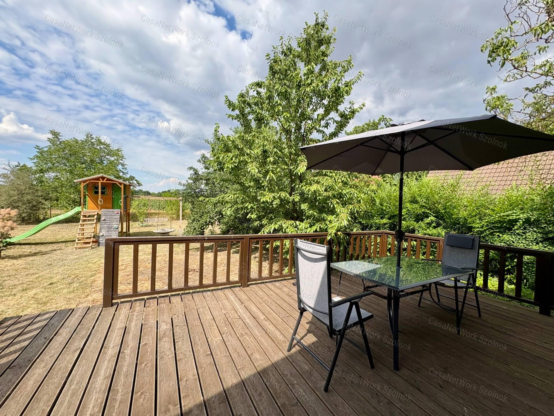 Eladó újszerű hétvégi faházas nyaraló 1100m2-es telken a Patkó utcában