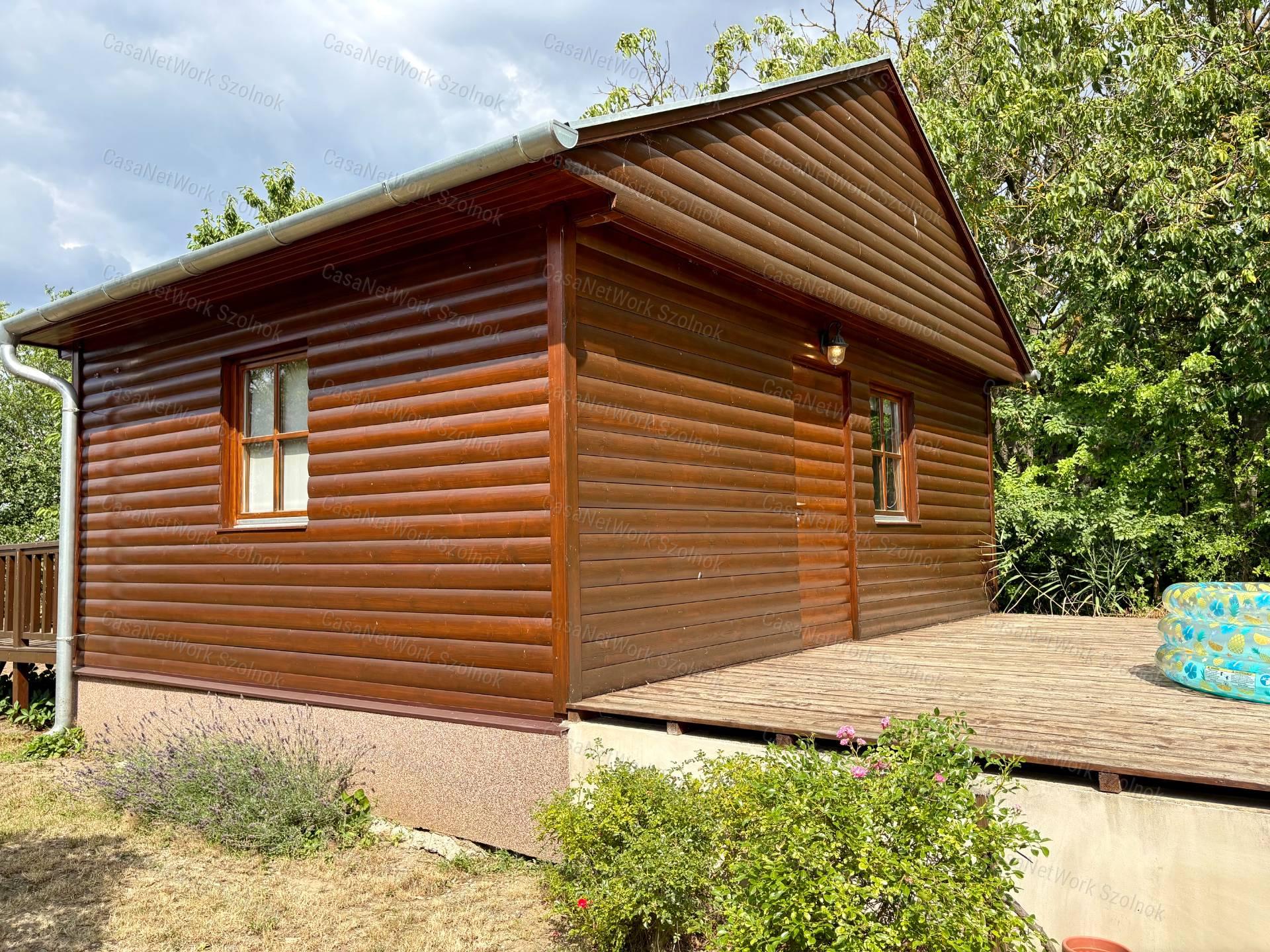 Eladó újszerű hétvégi faházas nyaraló 1100m2-es telken a Patkó utcában