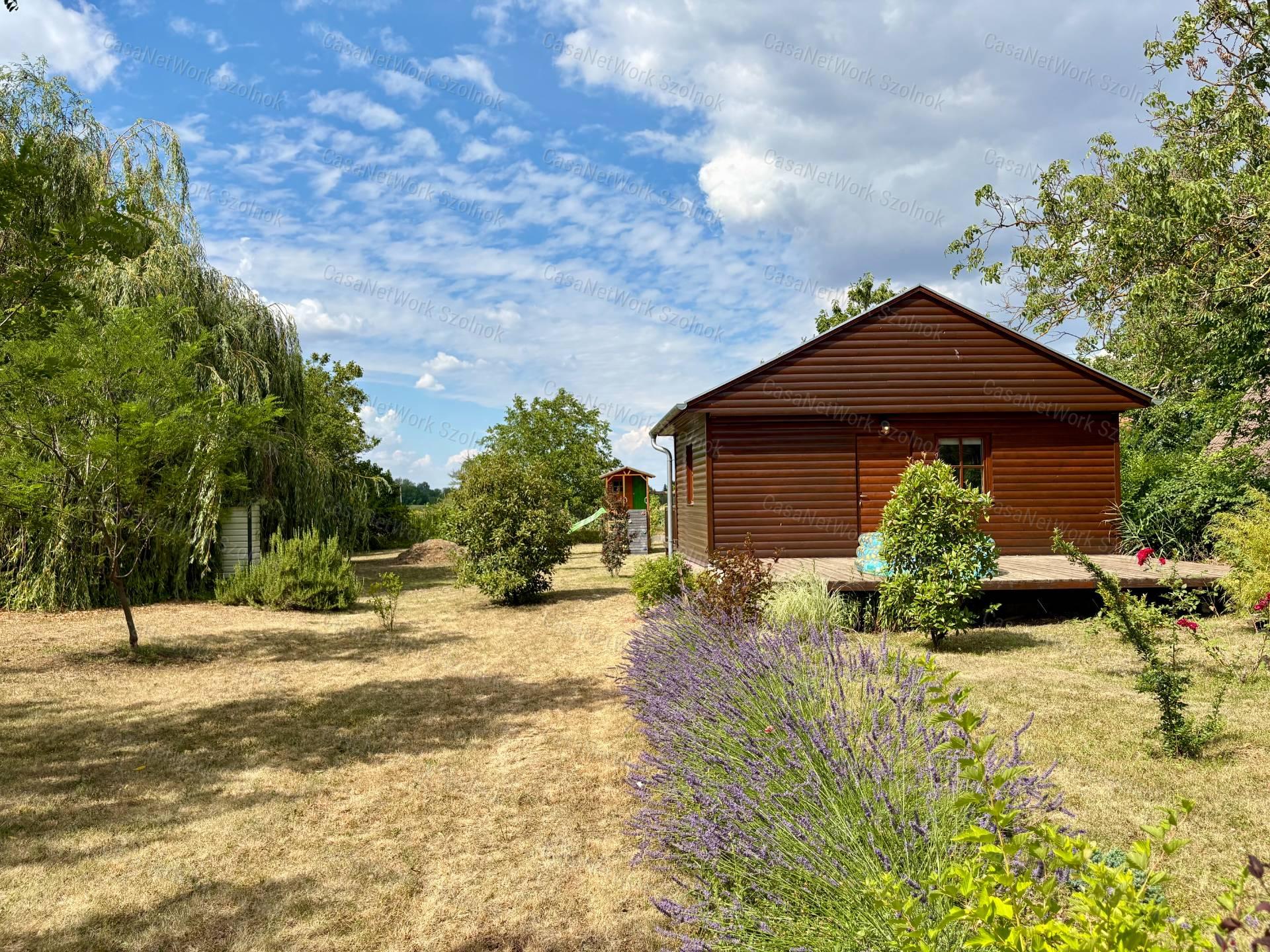 Eladó újszerű hétvégi faházas nyaraló 1100m2-es telken a Patkó utcában
