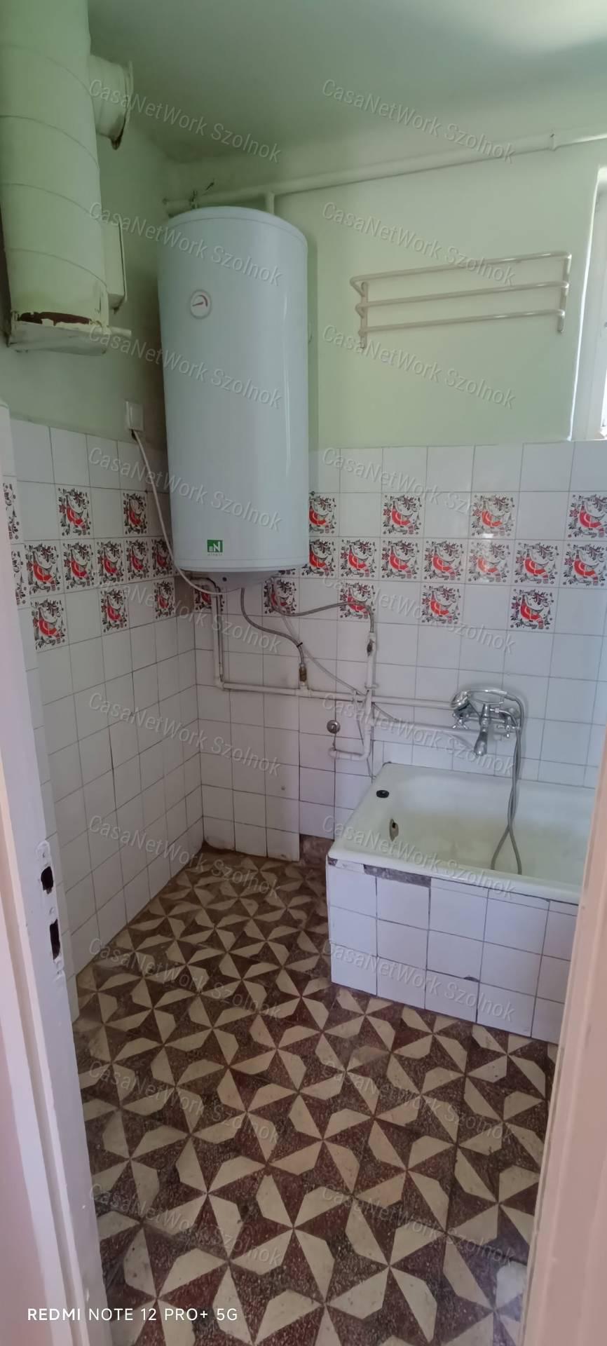 Eladó Tiszaföldvár kedvelt részén ( Rózsa utca ) egy családi ház