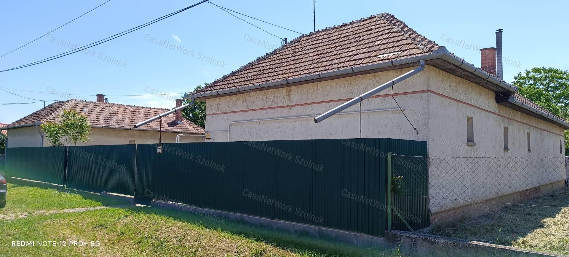 Eladó Tiszaföldvár kedvelt részén ( Rózsa utca ) egy családi ház
