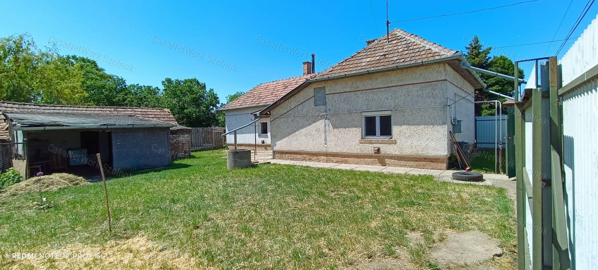 Eladó Tiszaföldvár kedvelt részén ( Rózsa utca ) egy családi ház