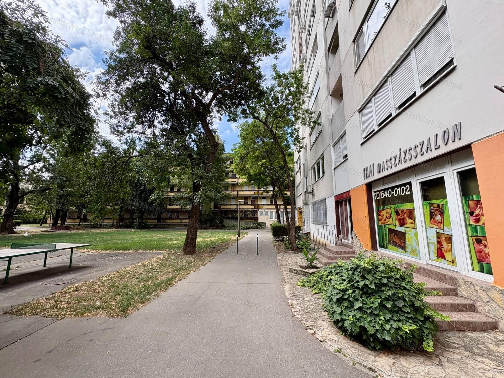 Kiadó Szolnok Belvárosában az Ady E. úton egy 1,5 szobás 2.em-i lakás.