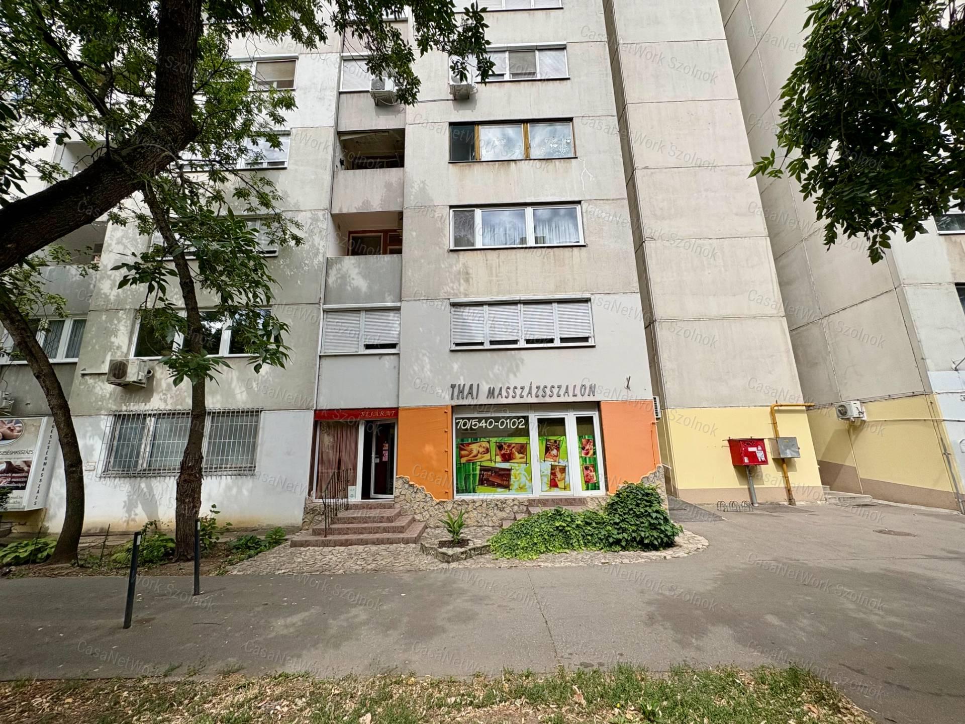 Kiadó Szolnok Belvárosában az Ady E. úton egy 1,5 szobás 2.em-i lakás.