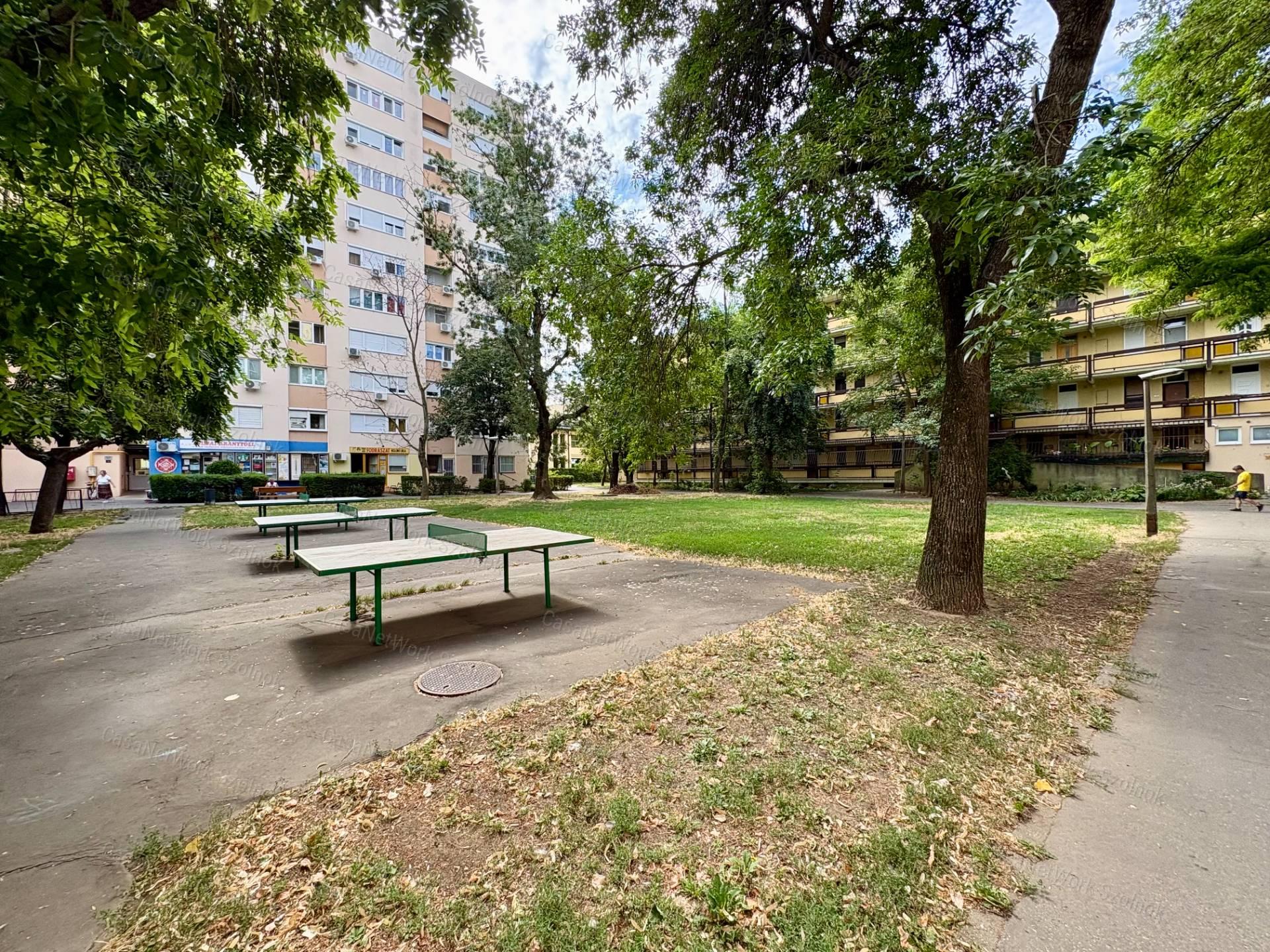 Kiadó Szolnok Belvárosában az Ady E. úton egy 1,5 szobás 2.em-i lakás.