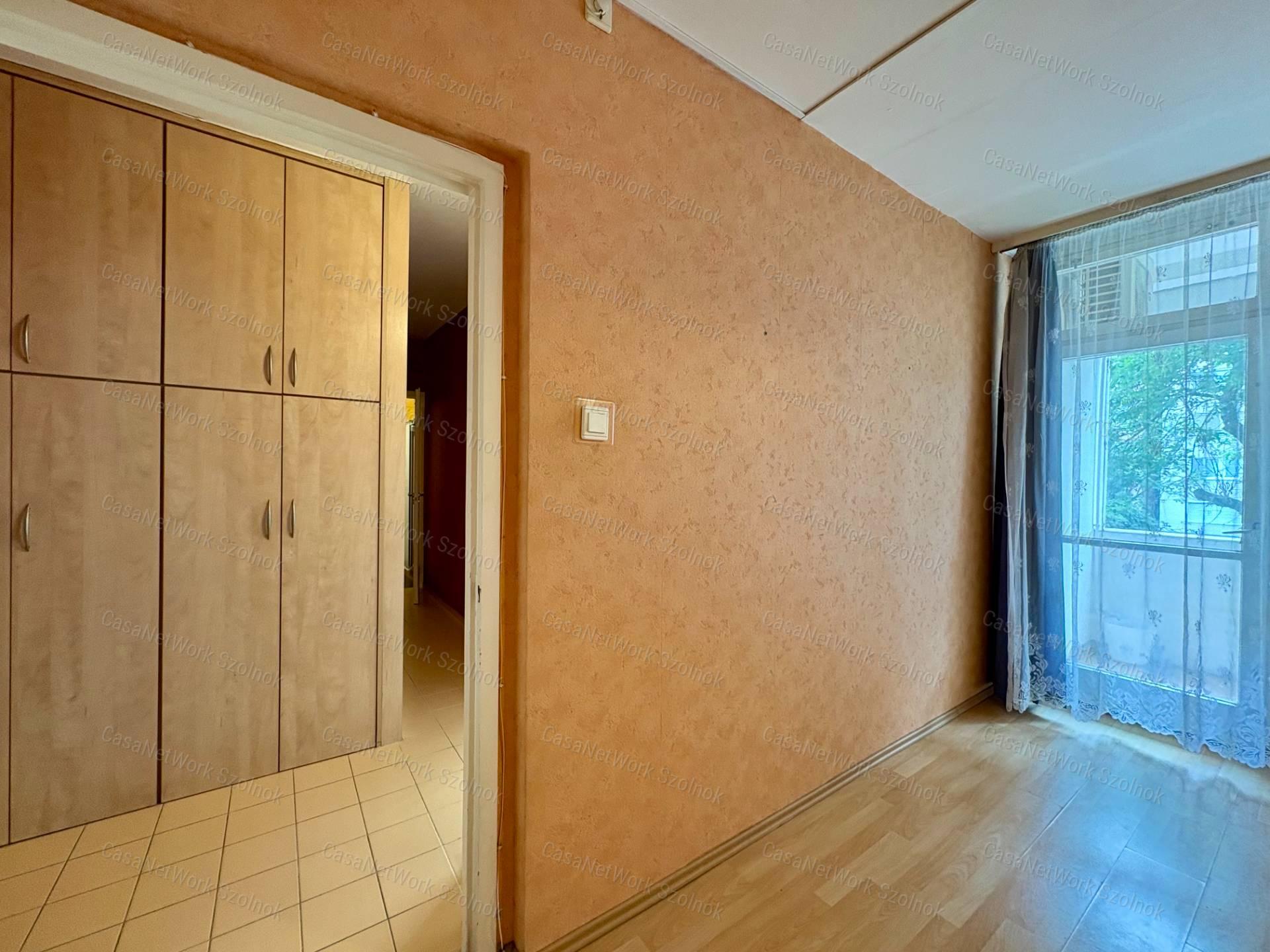 Kiadó Szolnok Belvárosában az Ady E. úton egy 1,5 szobás 2.em-i lakás.