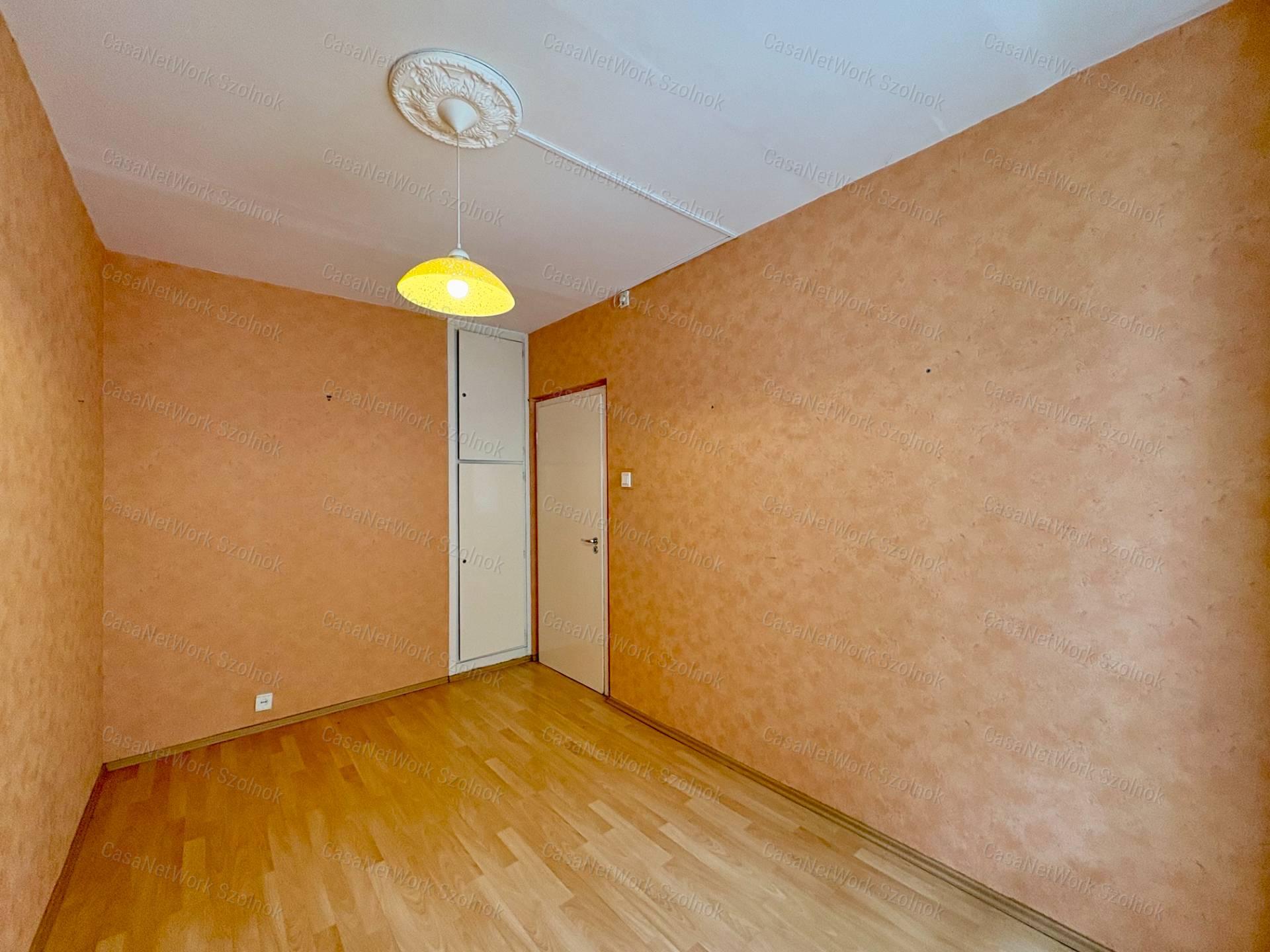 Kiadó Szolnok Belvárosában az Ady E. úton egy 1,5 szobás 2.em-i lakás.
