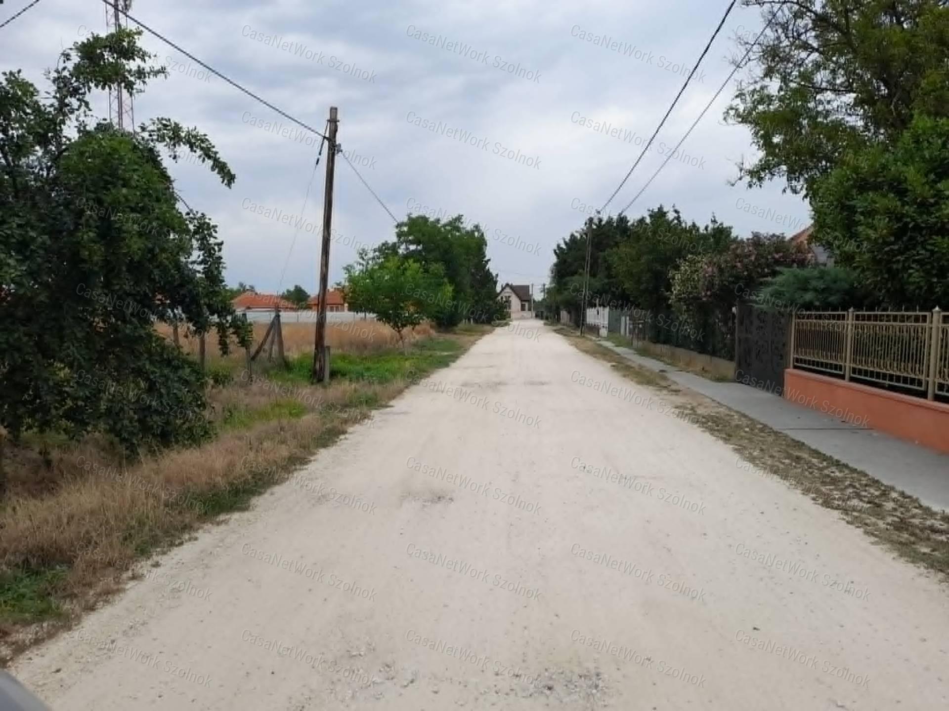 Szolnokon a Szabó Lőrinc úton ingatlan teleknek eladó!
