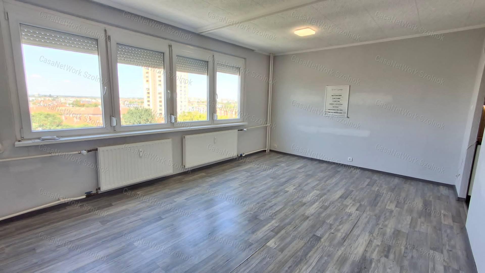 Eladó Szolnok belvárosában két szobás 2020 évben felújított lakás