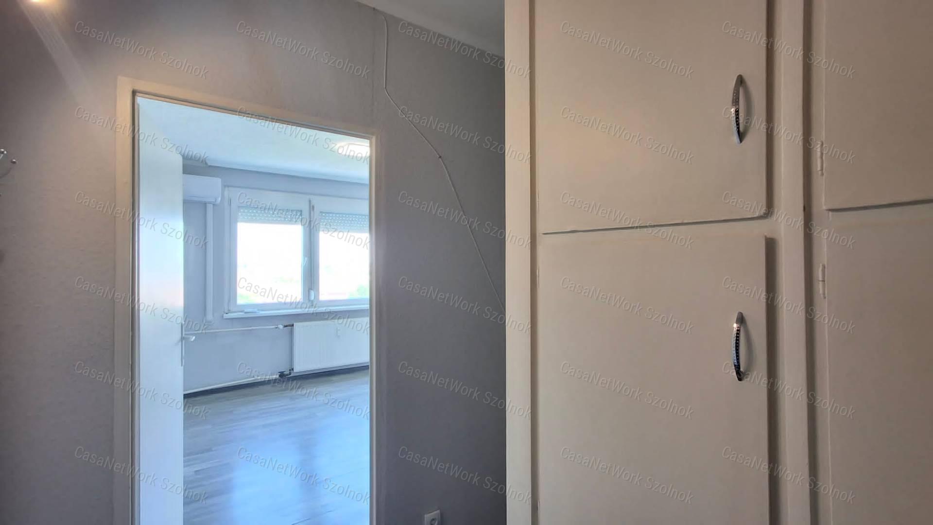 Eladó Szolnok belvárosában két szobás 2020 évben felújított lakás