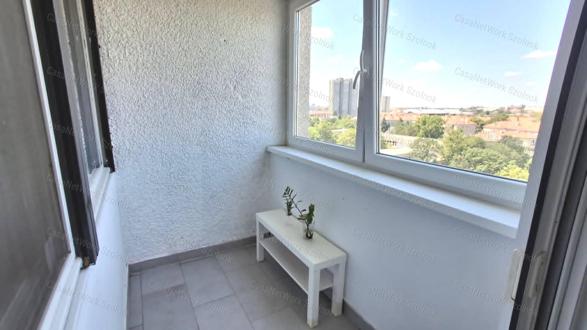 Eladó Szolnok belvárosában két szobás 2020 évben felújított lakás