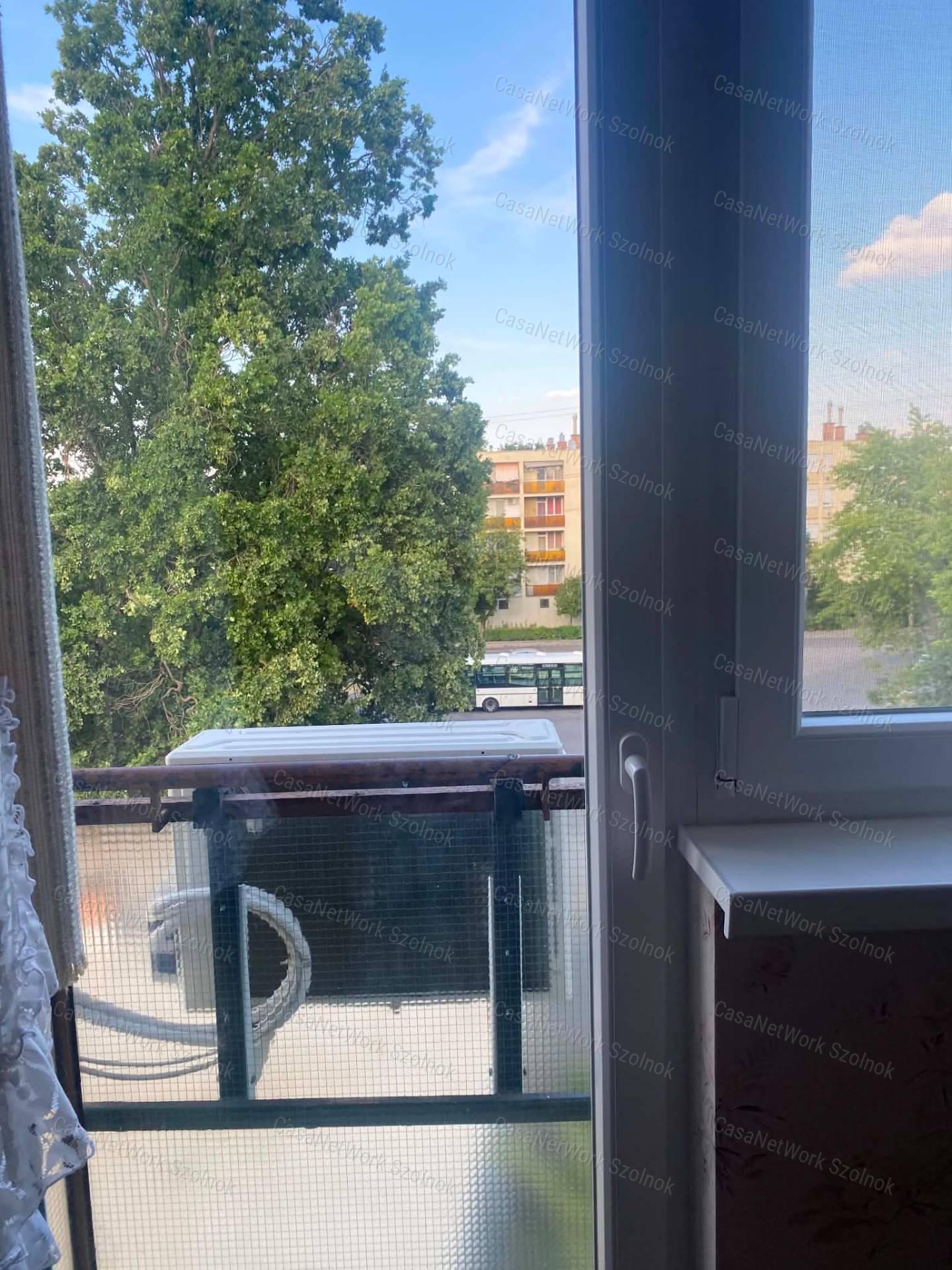 Szolnokon a Városmajor úton 1+2 szobás lakás eladó