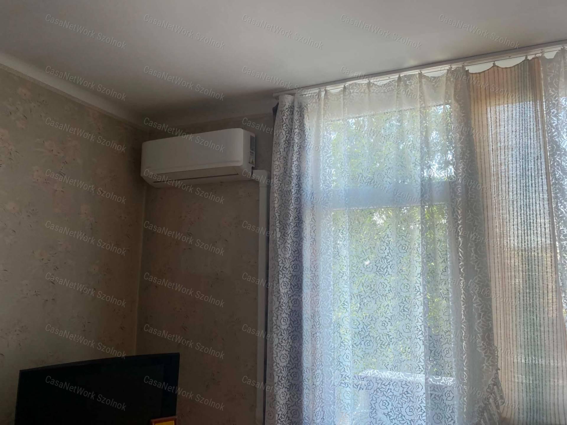 Szolnokon a Városmajor úton 1+2 szobás lakás eladó
