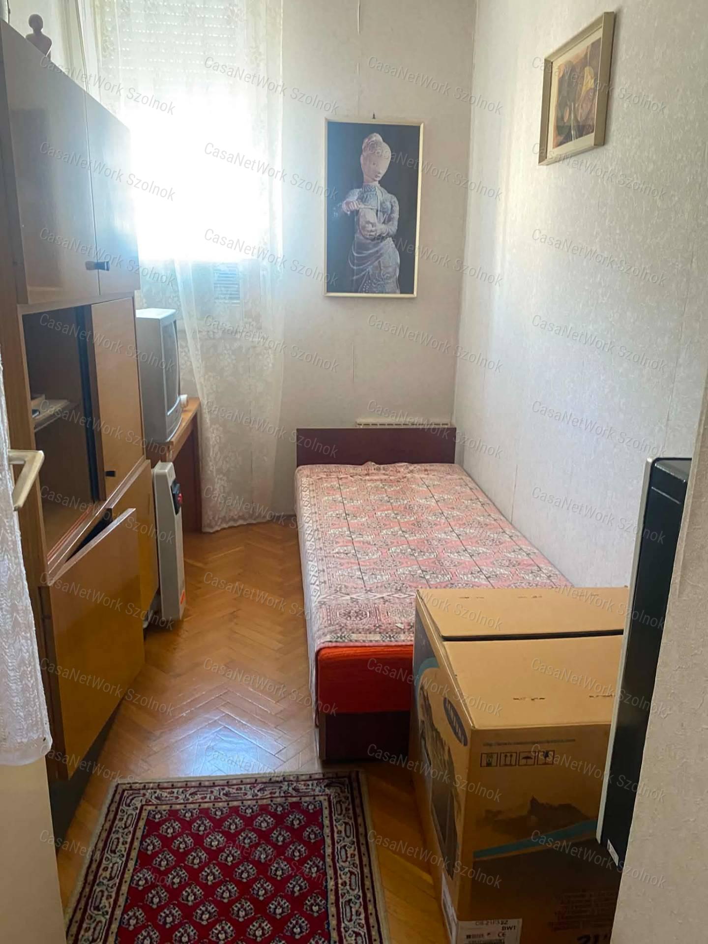 Szolnokon a Városmajor úton 1+2 szobás lakás eladó
