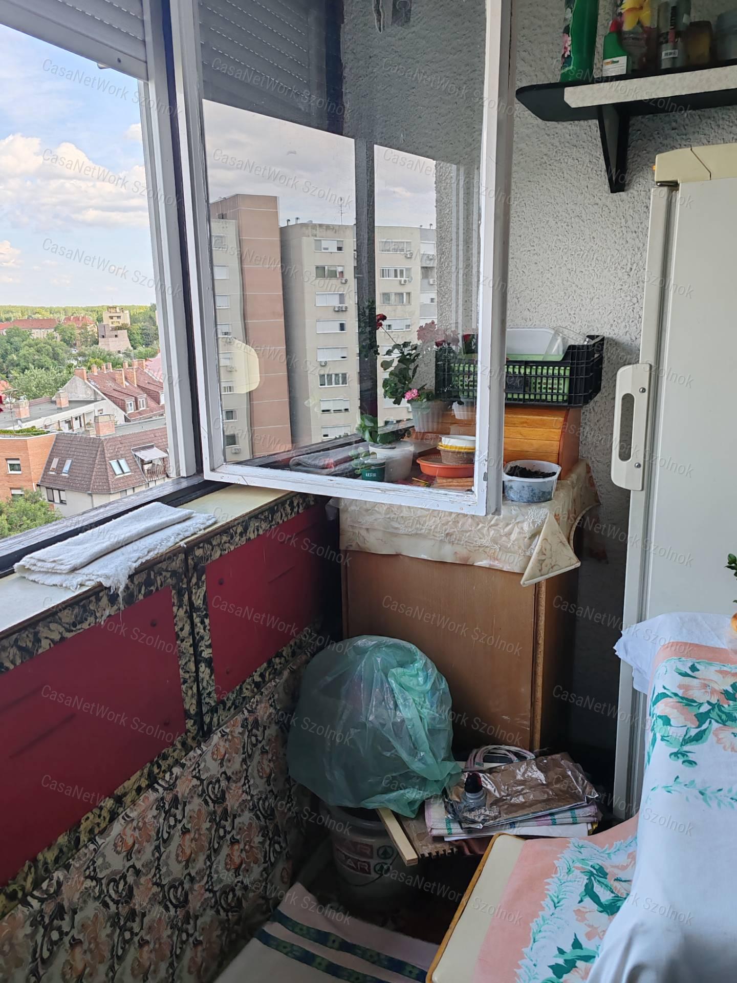 Szolnok belvárosában 1+félszobás panellakás eladó!