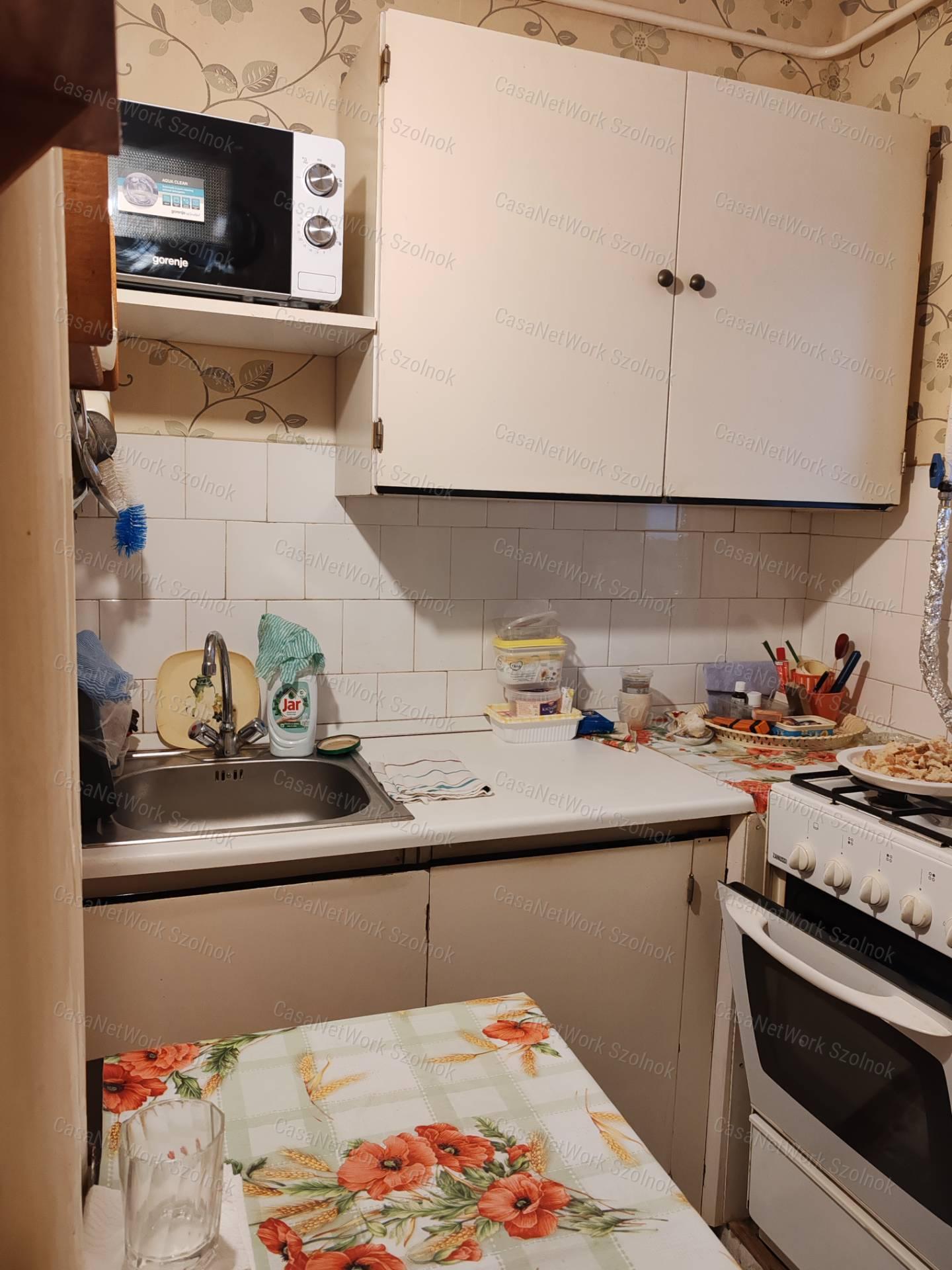Szolnok belvárosában 1+félszobás panellakás eladó!