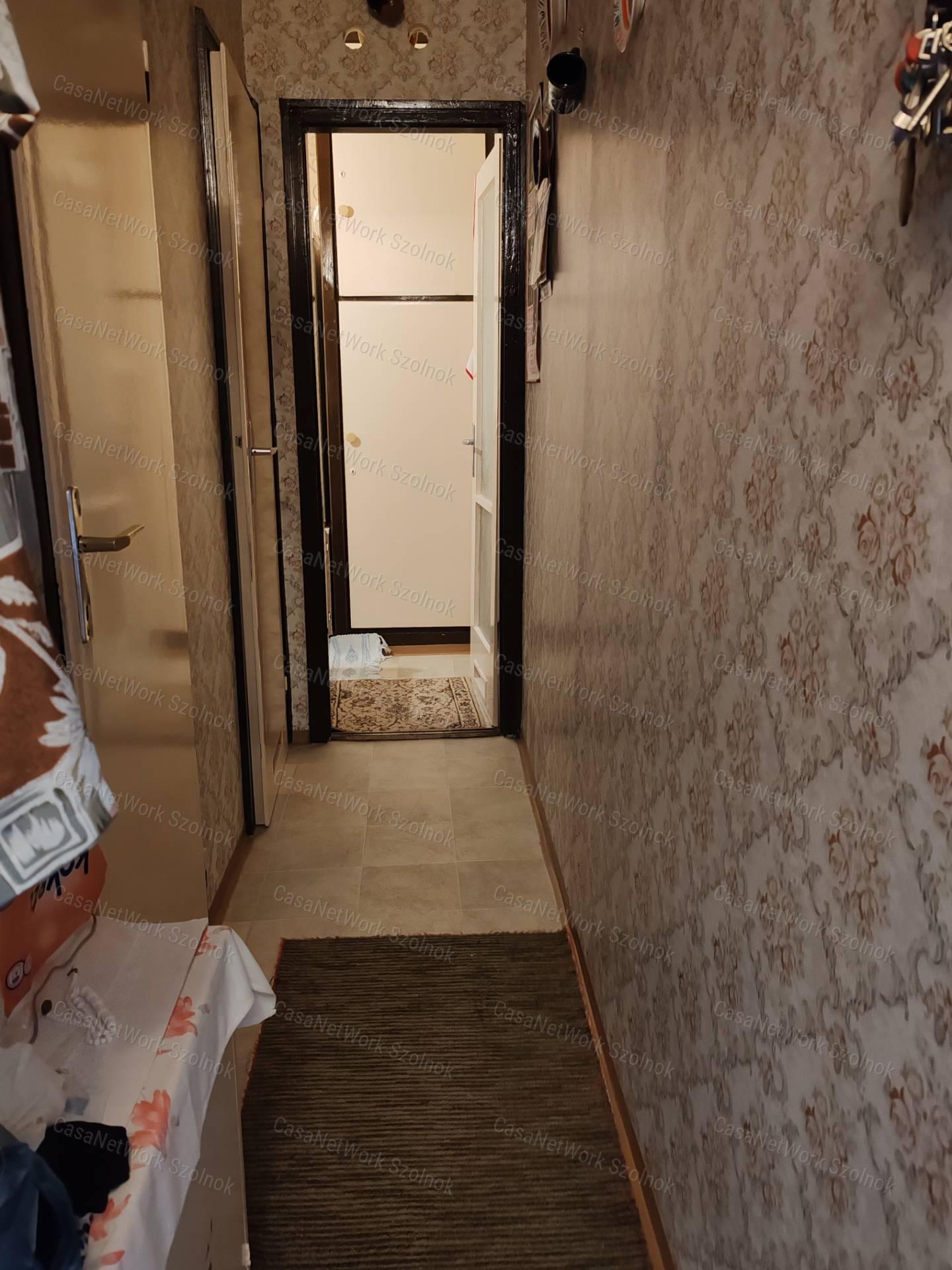 Szolnok belvárosában 1+félszobás panellakás eladó!