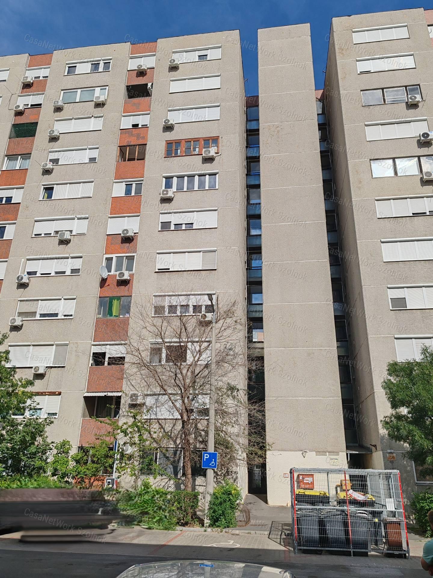 Szolnok belvárosában 1+félszobás panellakás eladó!