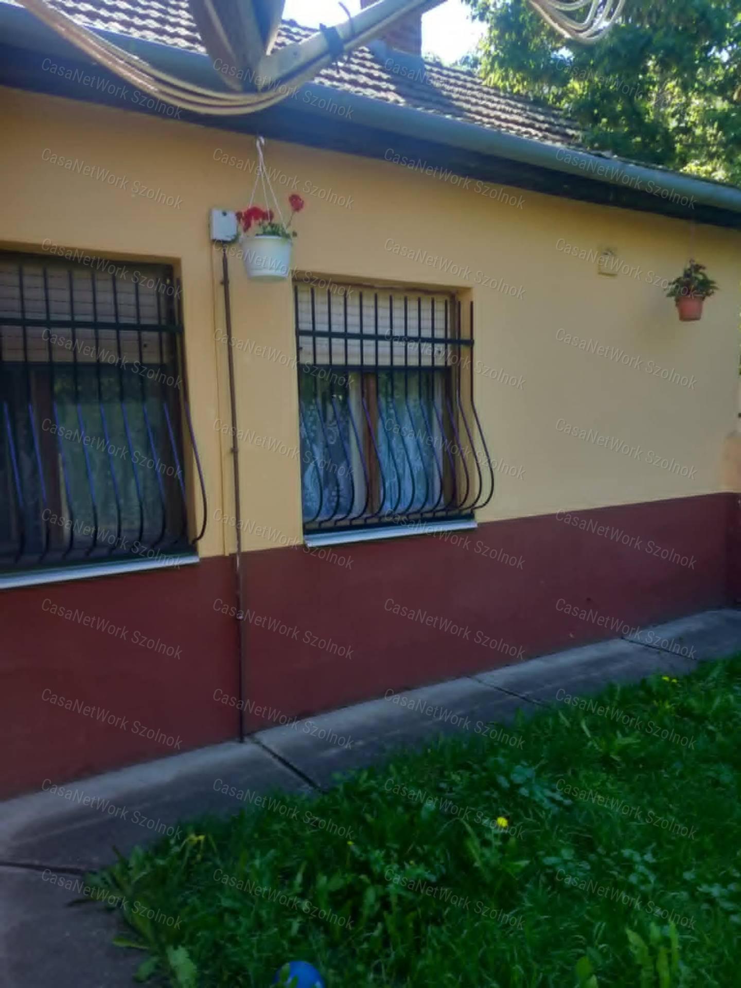 Szolnokon a vasútállomás környékén 3 szobás családi ház eladó