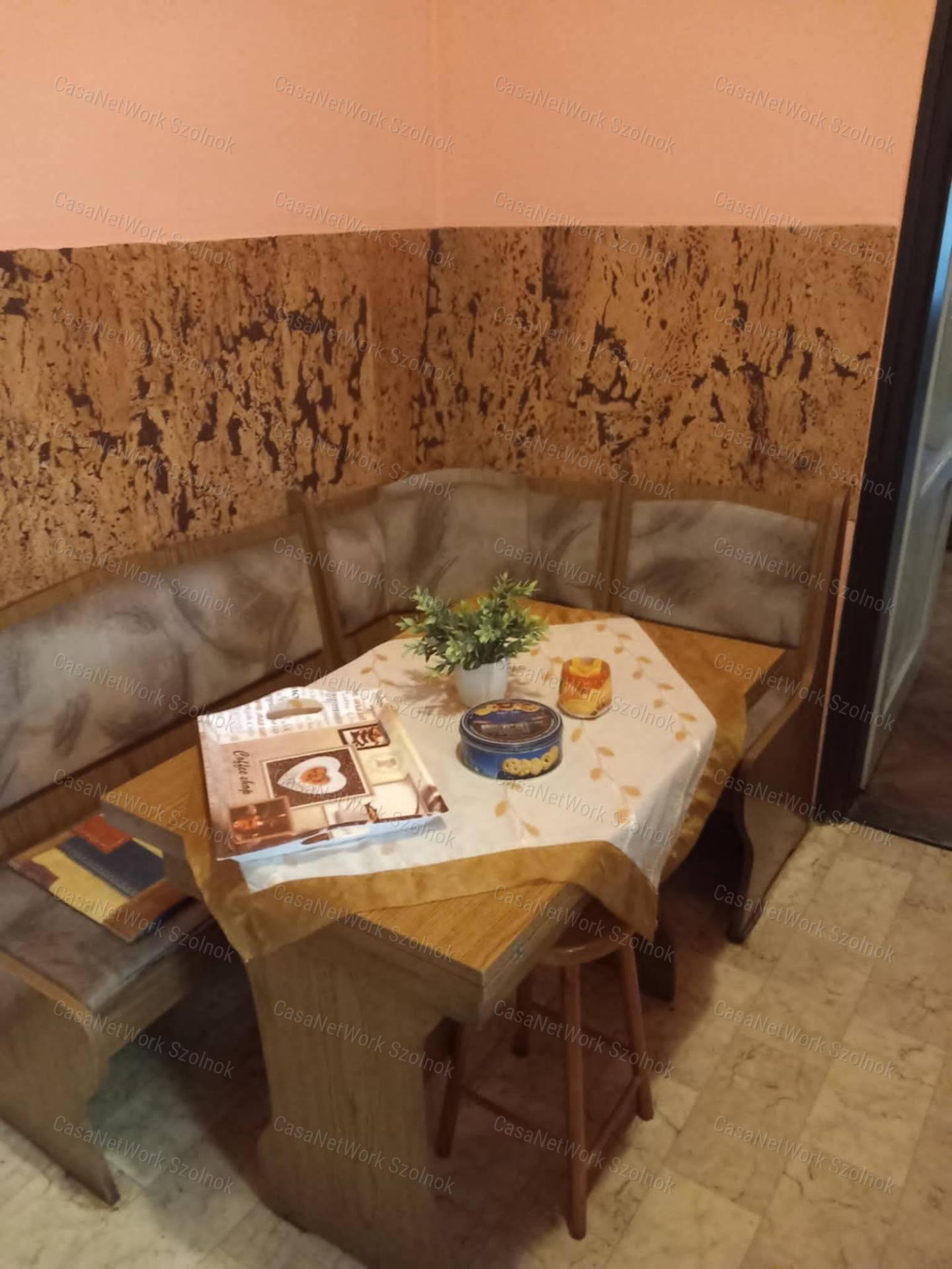 Szolnokon a vasútállomás környékén 3 szobás családi ház eladó
