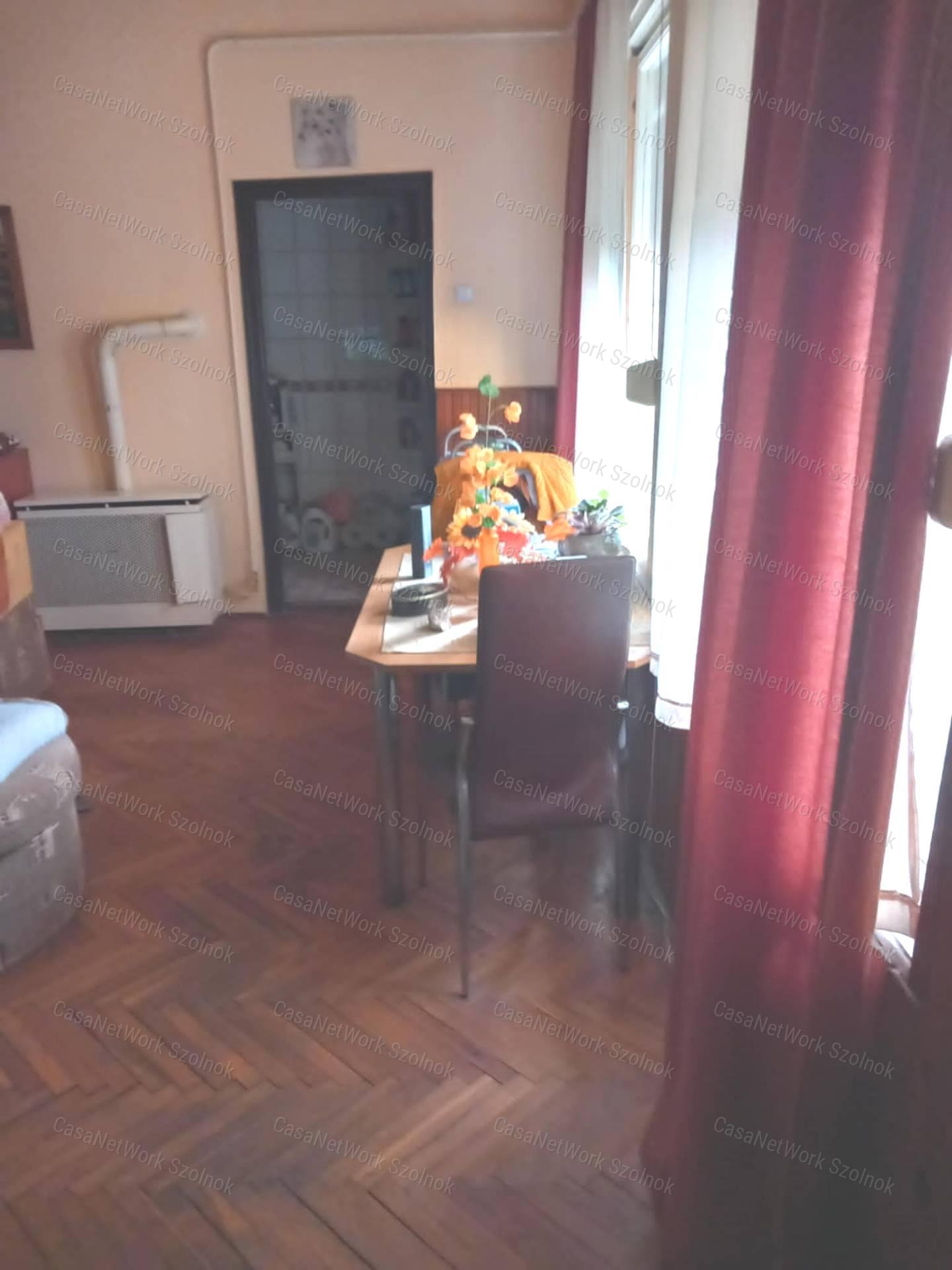 Szolnokon a vasútállomás környékén 3 szobás családi ház eladó