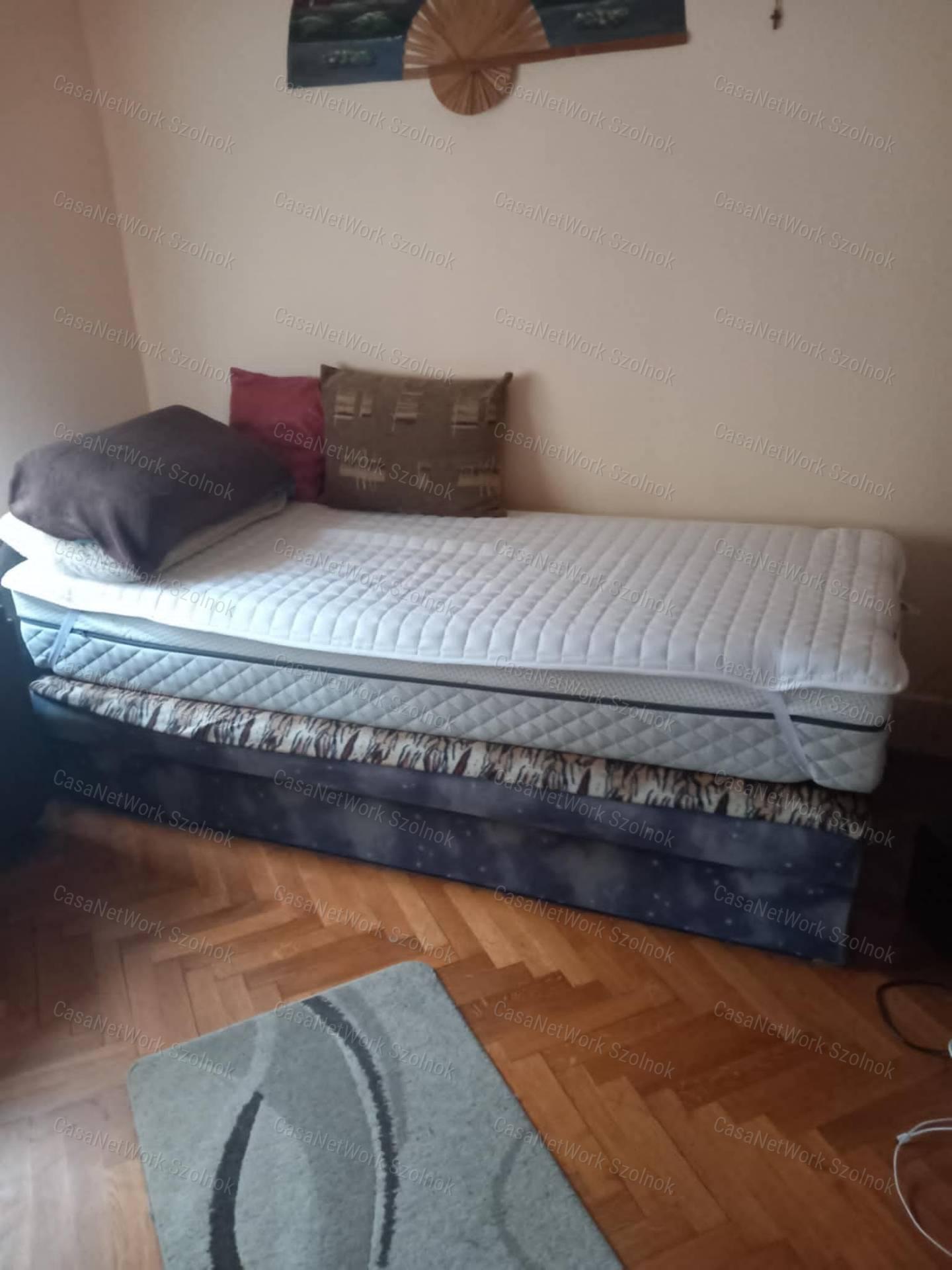 Szolnokon a vasútállomás környékén 3 szobás családi ház eladó