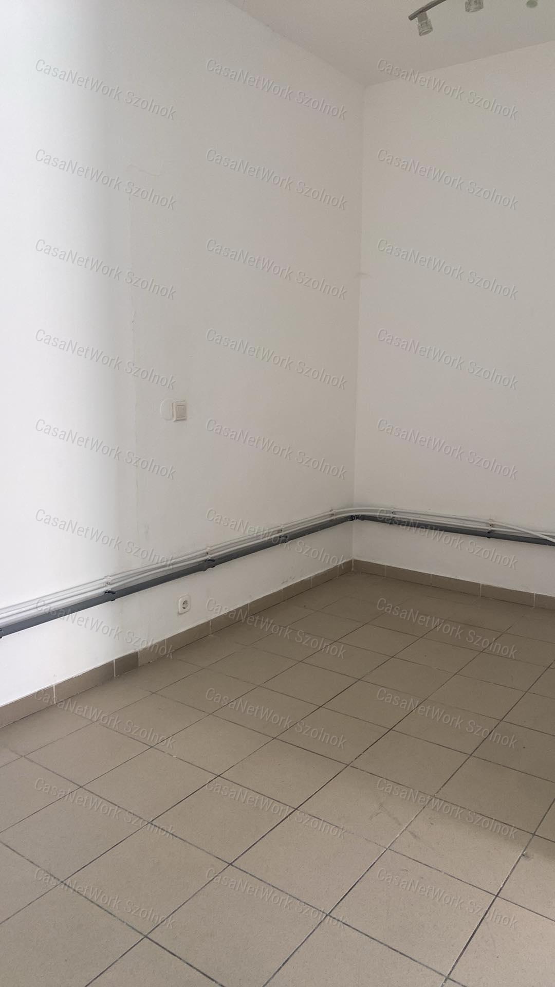 Szolnokon a Tófenék úton 30 m2-es üzlethelyiség kiadó