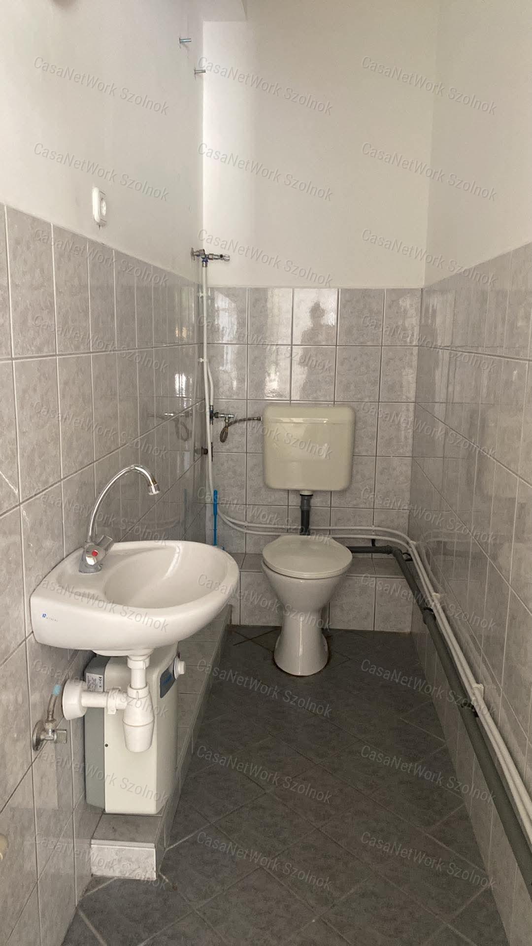 Szolnokon a Tófenék úton 30 m2-es üzlethelyiség kiadó