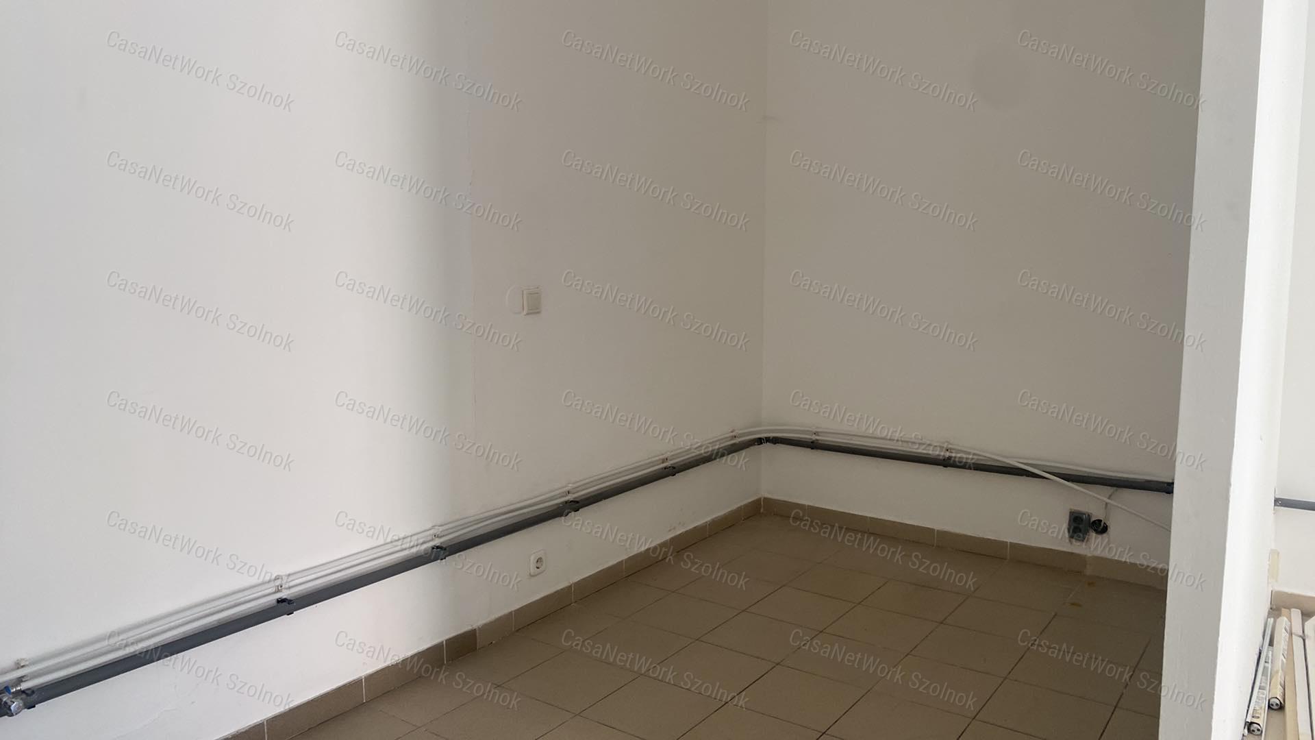 Szolnokon a Tófenék úton 30 m2-es üzlethelyiség kiadó