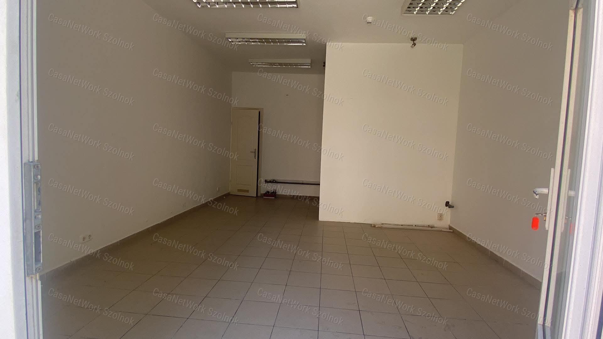 Szolnokon a Tófenék úton 30 m2-es üzlethelyiség kiadó