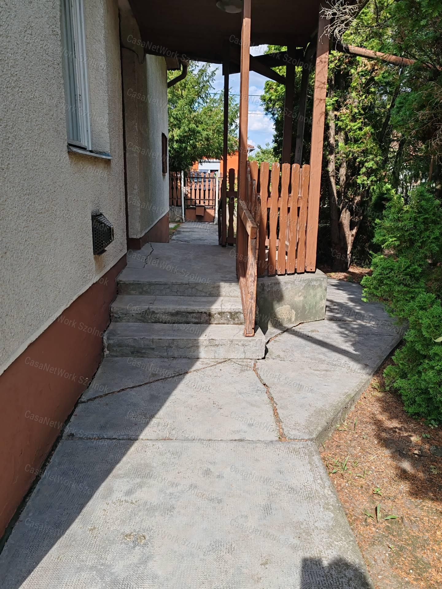 Eladó családi ház, két lakrésszel Zagyvarékas, Vasúti újtelep részén!