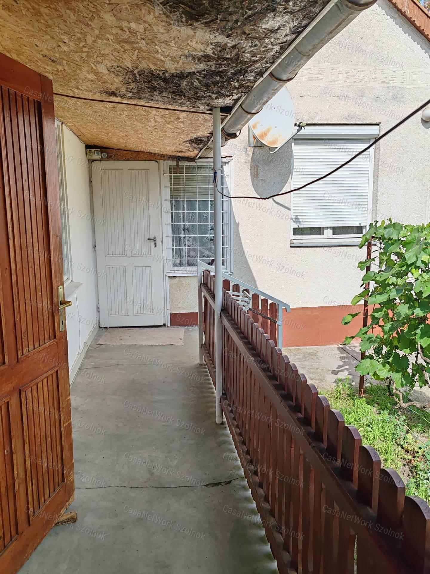 Eladó családi ház, két lakrésszel Zagyvarékas, Vasúti újtelep részén!