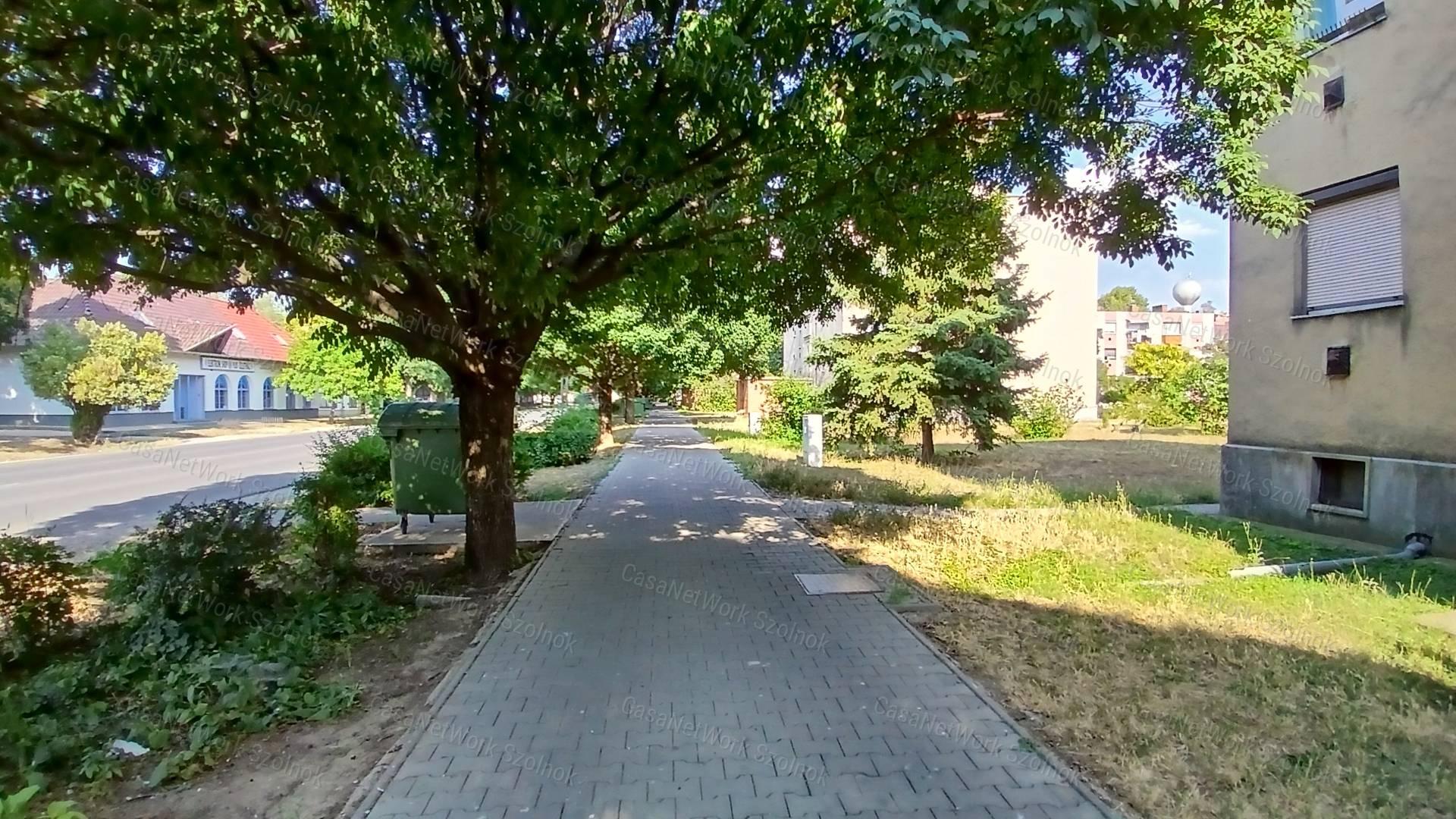 Eladó Martfűn egy felújított 2 szobás 52 m2-es első emeleti lakás