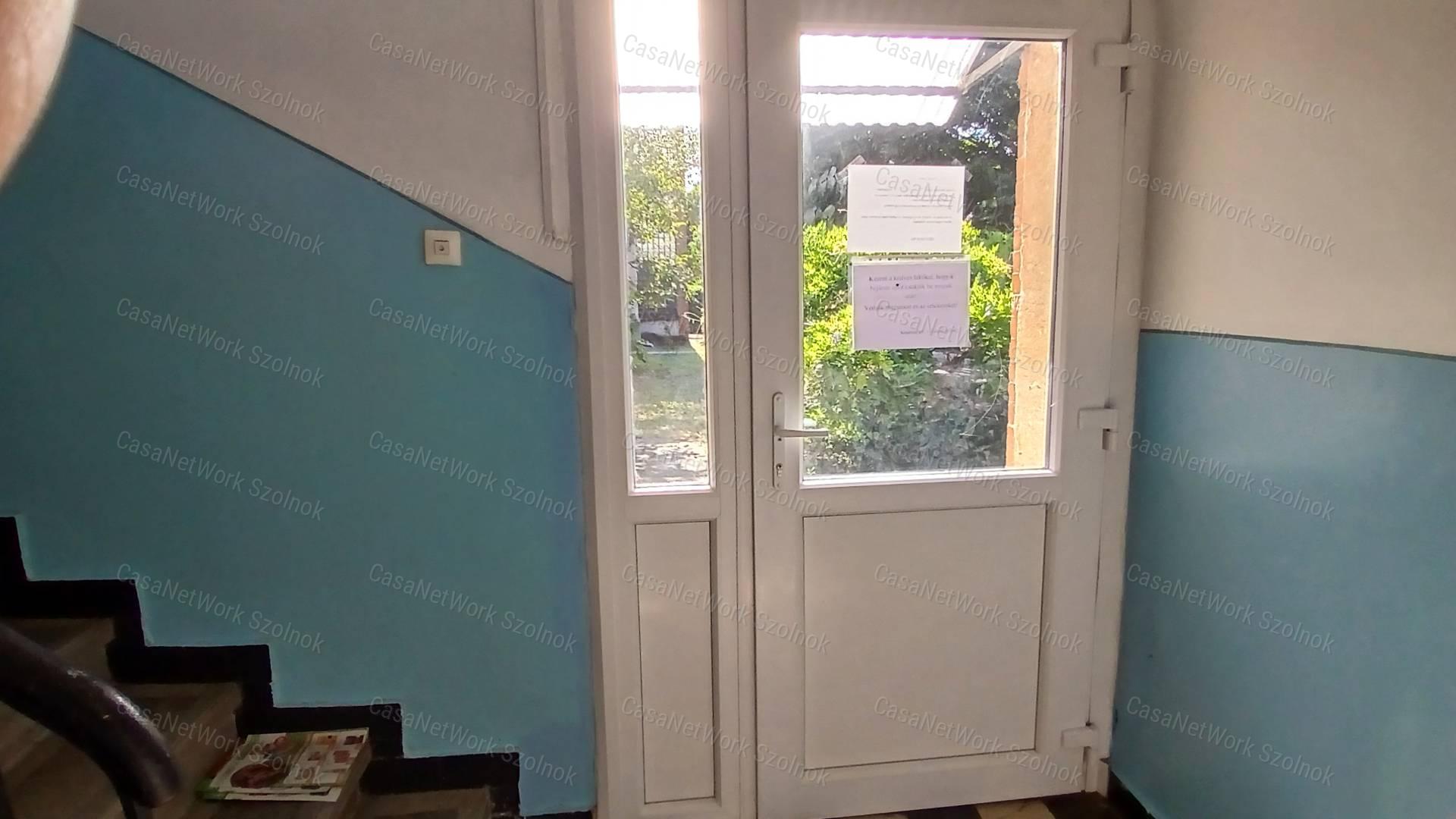 Eladó Martfűn egy felújított 2 szobás 52 m2-es első emeleti lakás