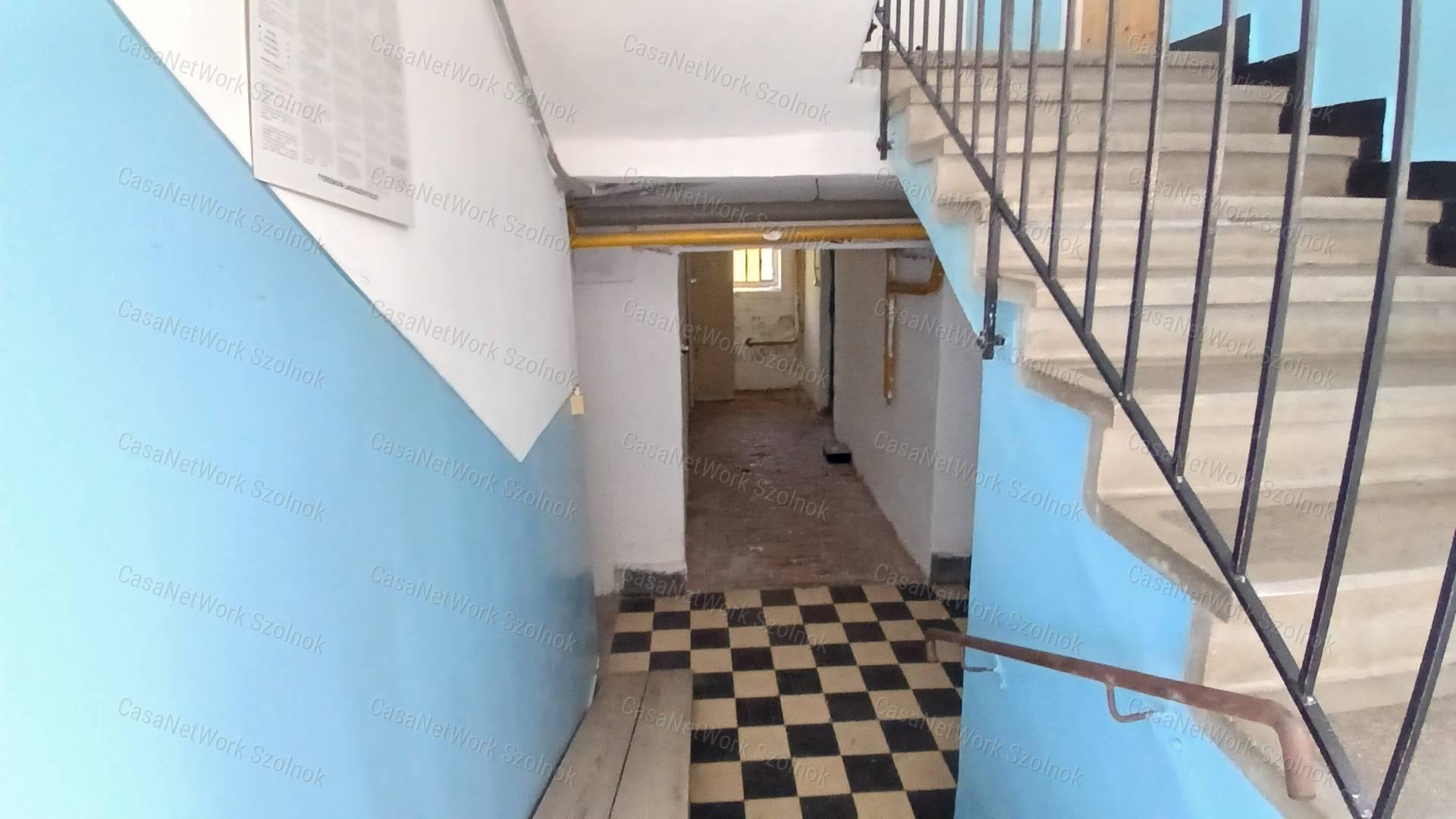 Eladó Martfűn egy felújított 2 szobás 52 m2-es első emeleti lakás