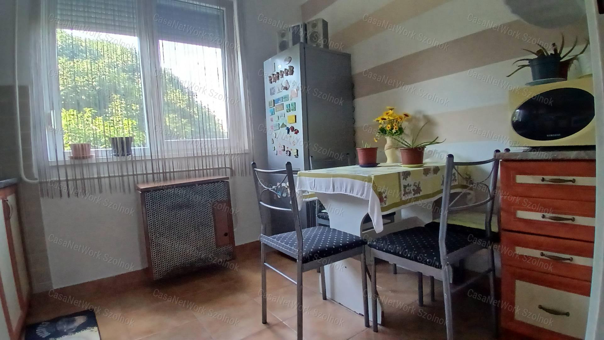 Eladó Martfűn egy felújított 2 szobás 52 m2-es első emeleti lakás