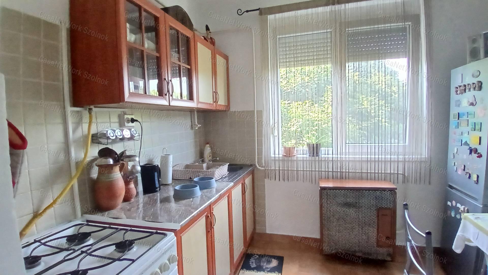 Eladó Martfűn egy felújított 2 szobás 52 m2-es első emeleti lakás