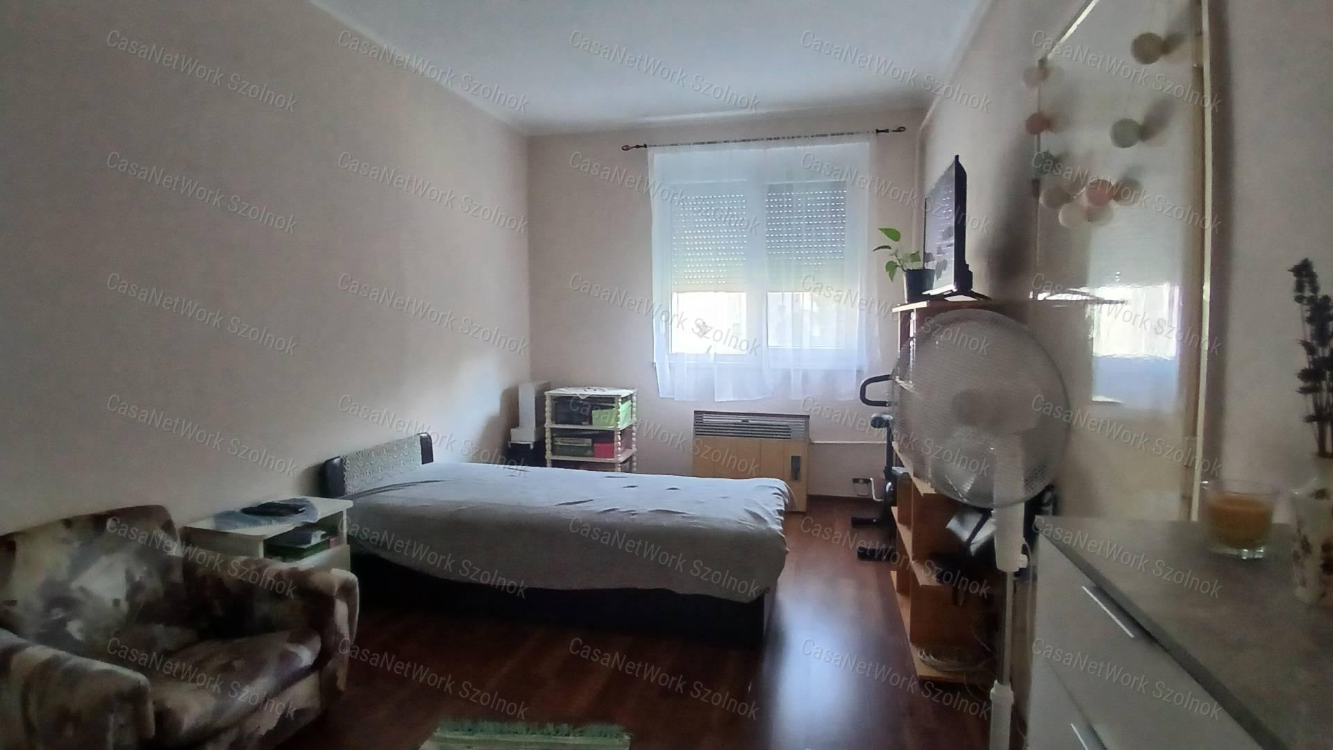 Eladó Martfűn egy felújított 2 szobás 52 m2-es első emeleti lakás