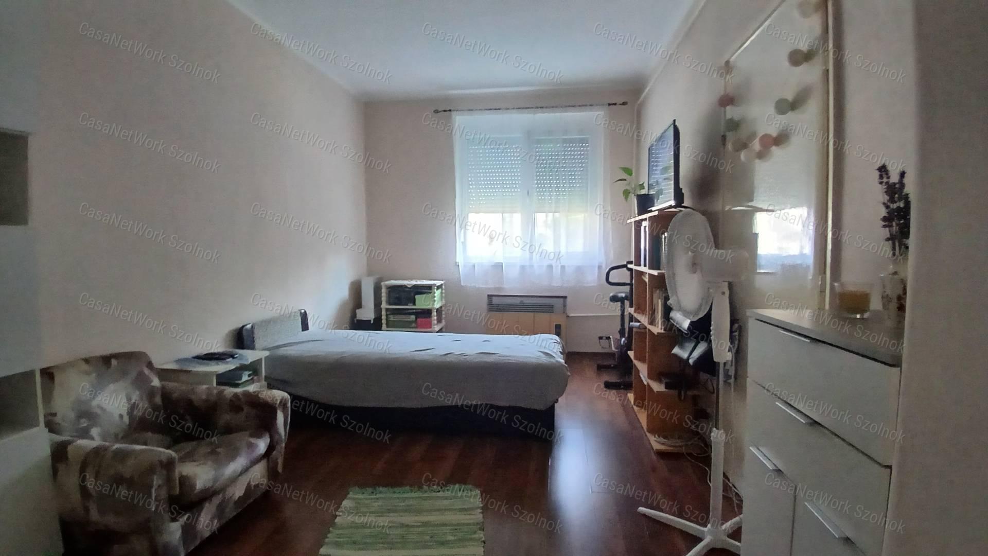 Eladó Martfűn egy felújított 2 szobás 52 m2-es első emeleti lakás