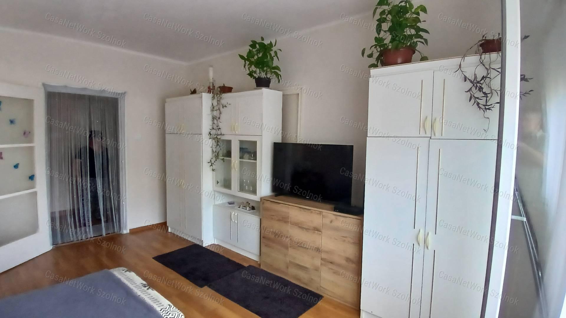Eladó Martfűn egy felújított 2 szobás 52 m2-es első emeleti lakás