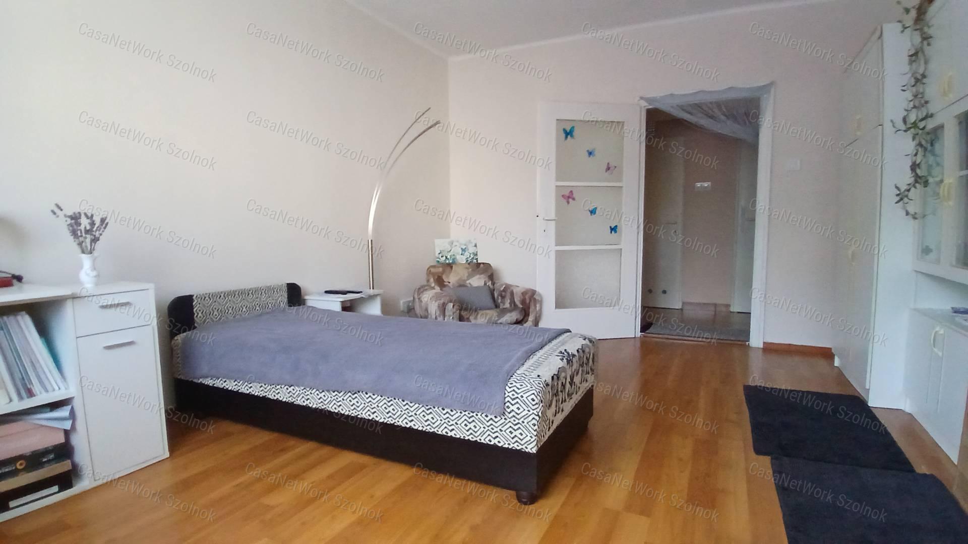 Eladó Martfűn egy felújított 2 szobás 52 m2-es első emeleti lakás