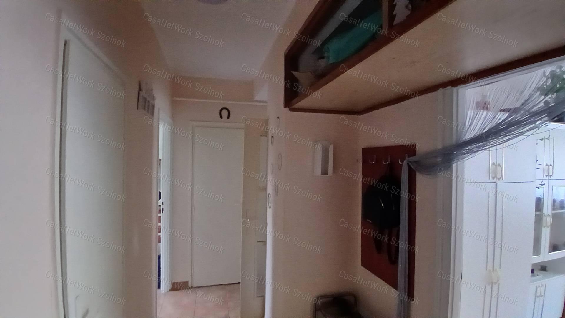 Eladó Martfűn egy felújított 2 szobás 52 m2-es első emeleti lakás